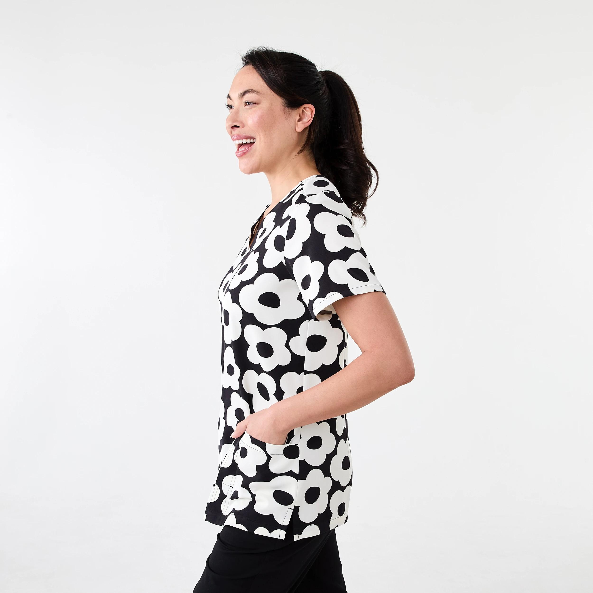 2 Womens Short Sleeve Print Scrub Top Blk Daisy, 2 of 8