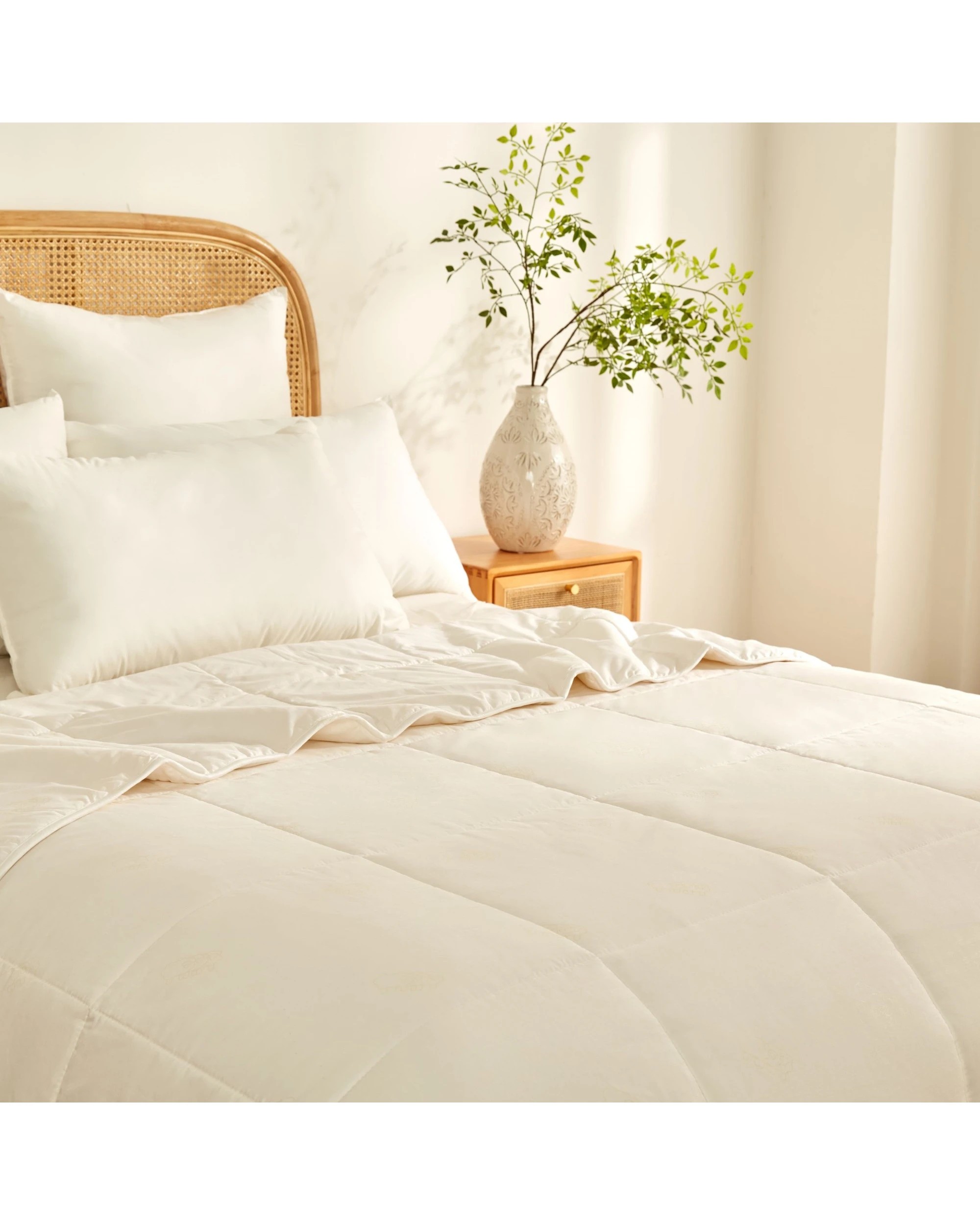 3 Wooltara Imperial Lightweight Australian Washable Wool and Cotton Blend Quilt - Super King Bed - White, 3 of 5