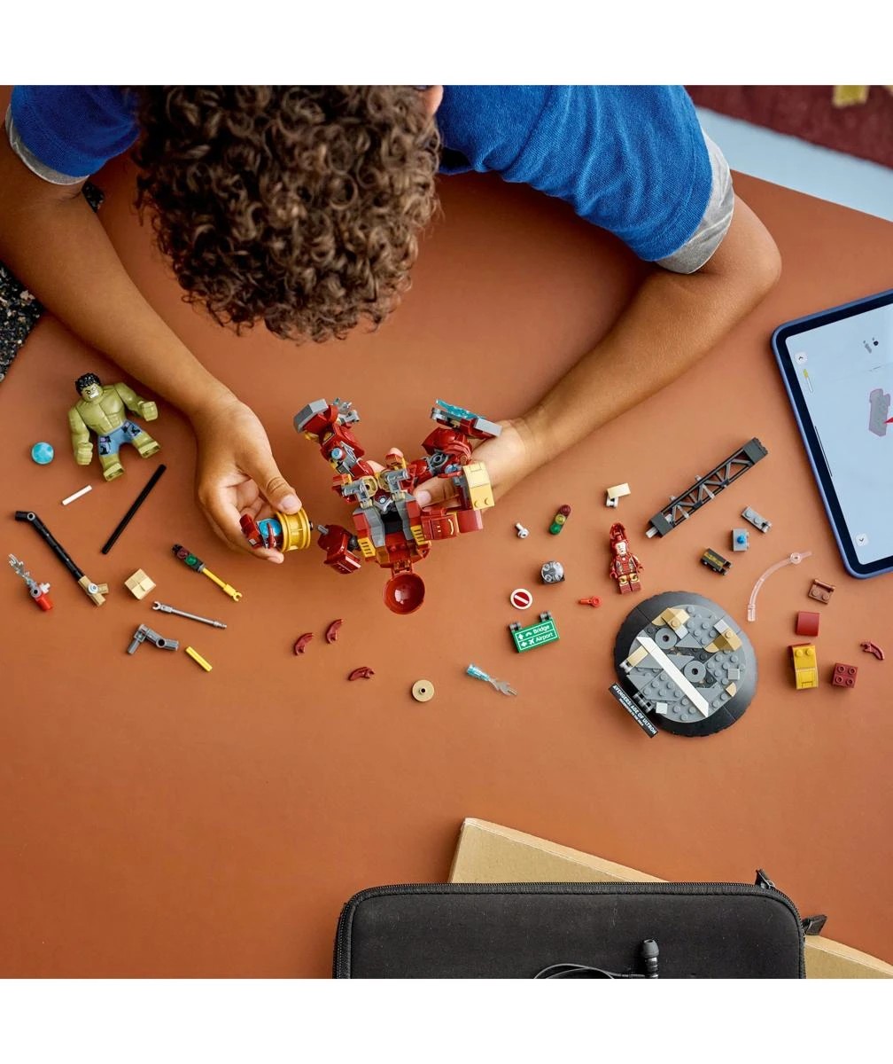 8 LEGO Super Heroes Epic Battle: Hulkbuster vs. The Hulk 76343, 8 of 10