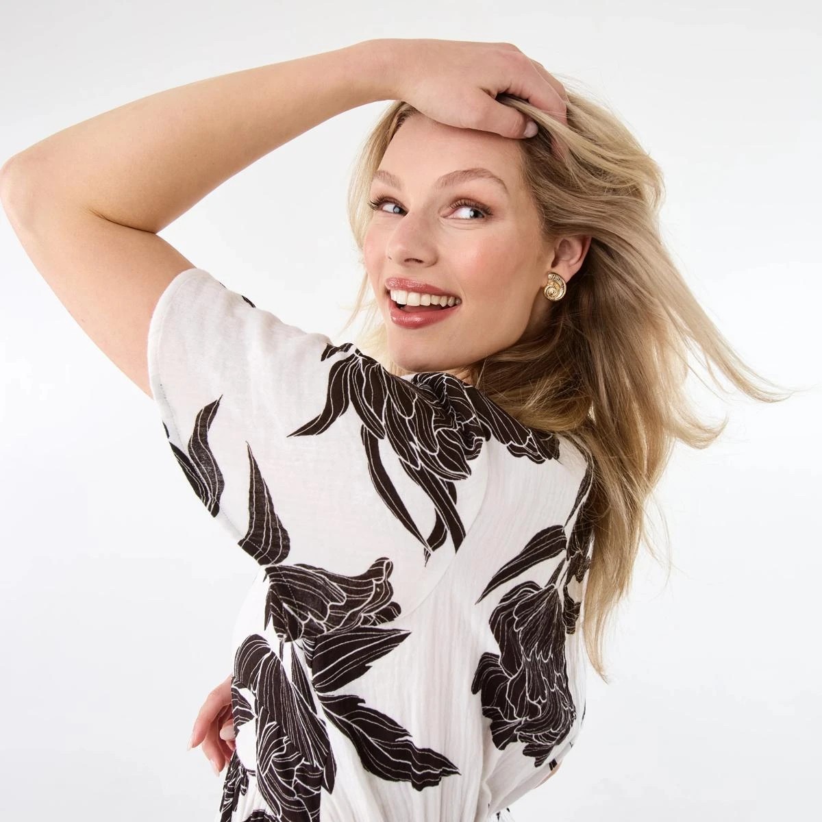 6 Sundial Shell Stud Earrings - Gold Tone, 6 of 8