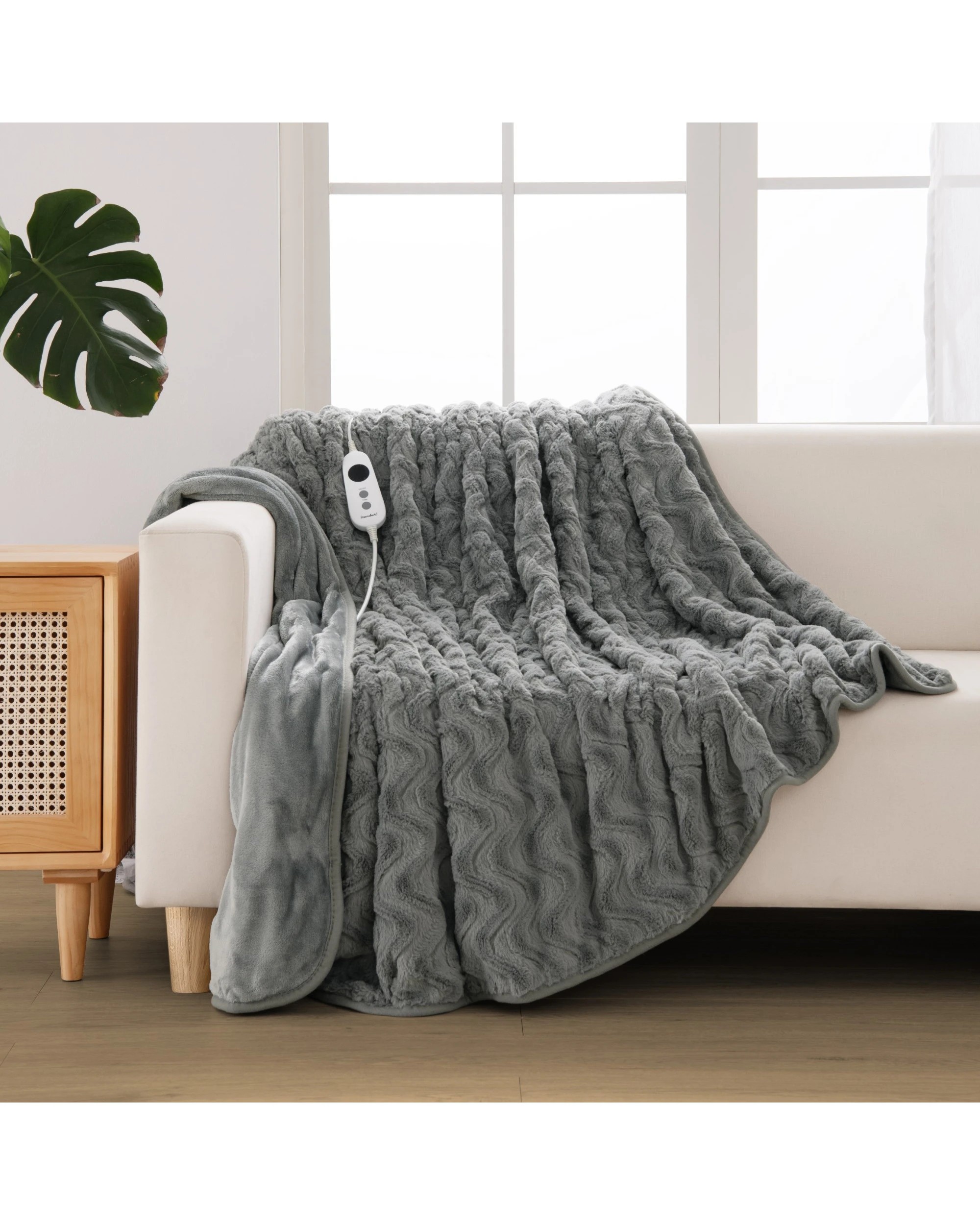 1 Dreamaker Felix 500gsm Faux Fur Heated Throw 180x200cm - Silver Grey, 1 of 7