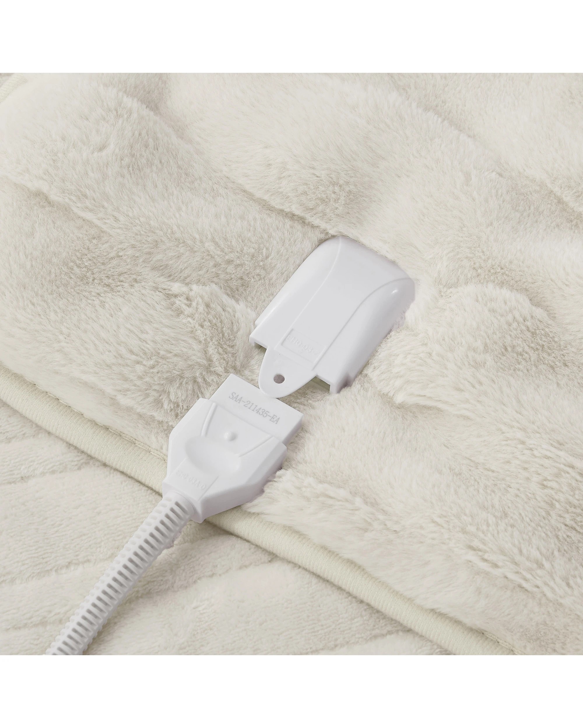 6 Dreamaker Basketweave Faux Fur Heated Throw 180x200cm - Cream, 6 of 10