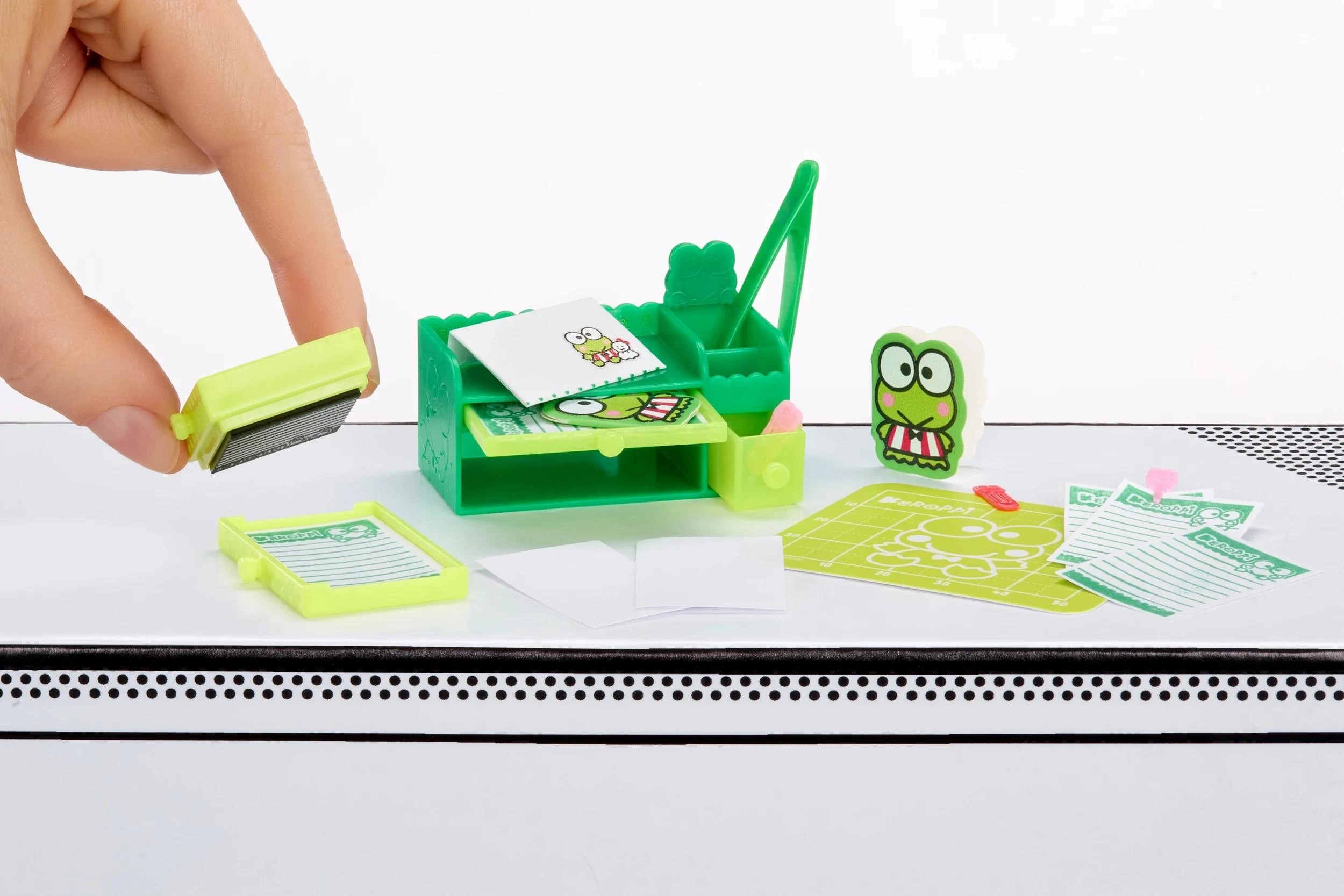 4 MGA's Miniverse - Make It Mini SANRIO Stationery in PDQ - Assorted - Multi, 4 of 6