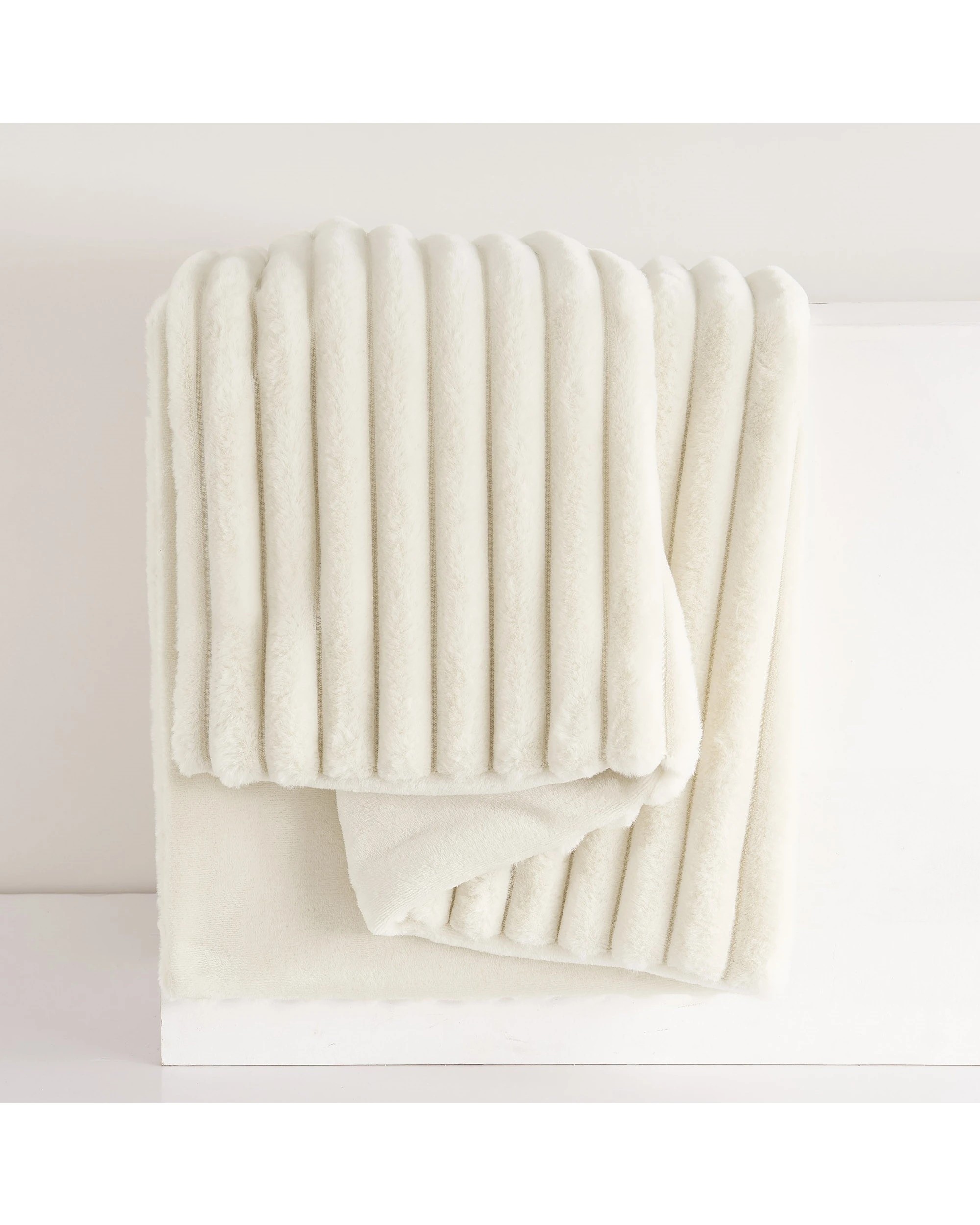 2 Dreamaker Chunky Embossed Fleece Throw 130x170cm - Natural, 2 of 5