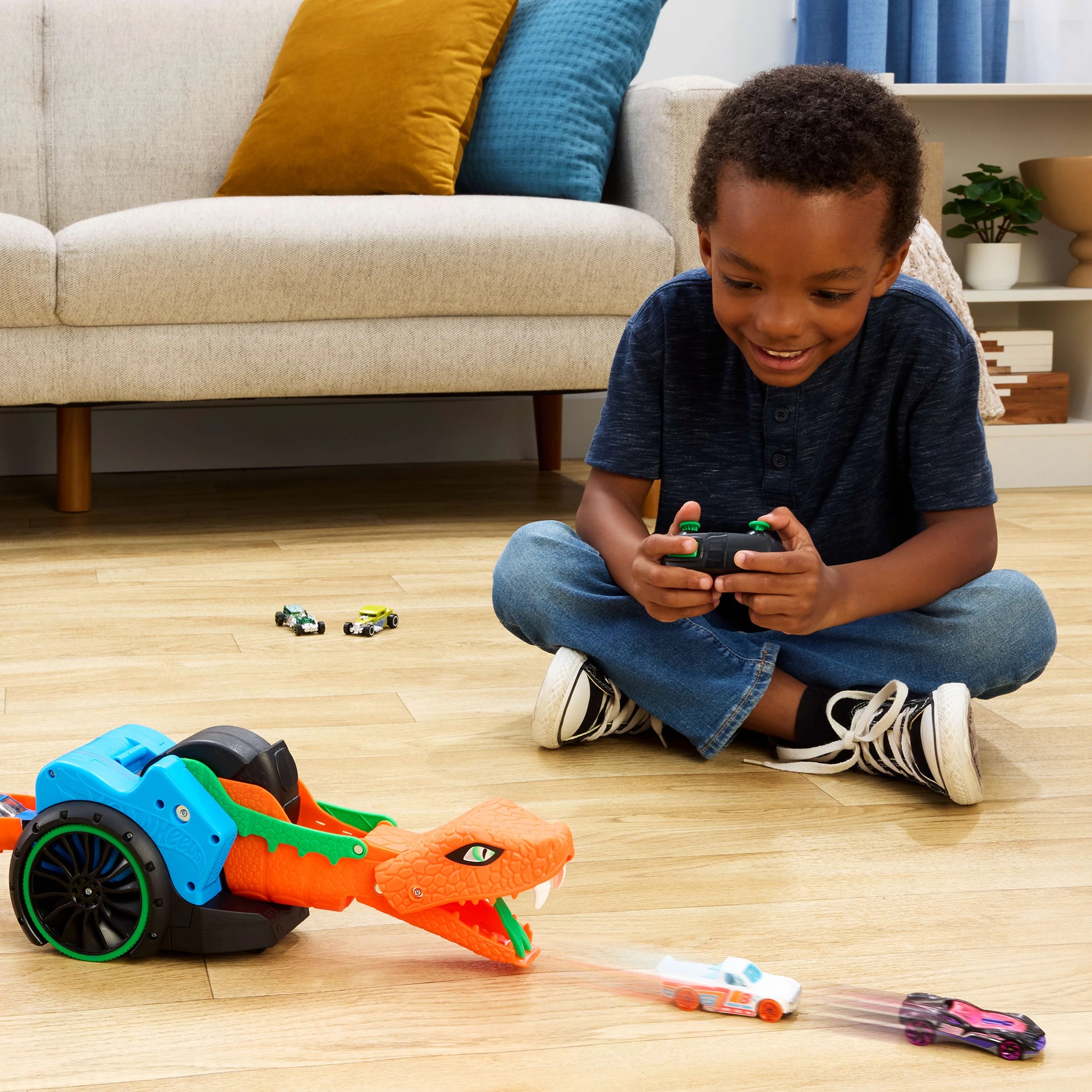 7 Hot Wheels Let’s Race Slither ‘N Strike RC & 1 Toy Car, 7 of 7