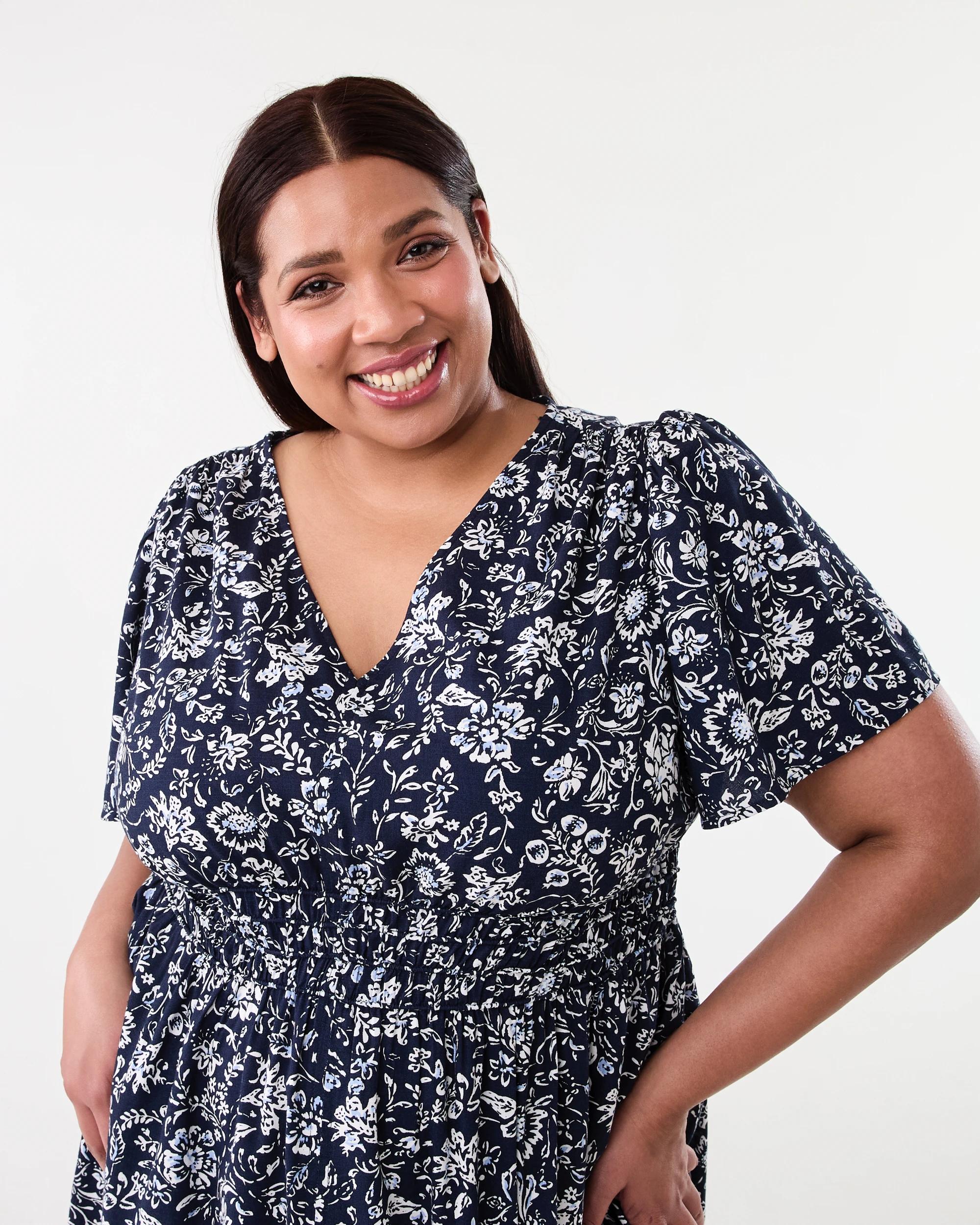 4 Curve Short Sleeve V-Neck Midi Dress Nav Chintz, 4 of 7