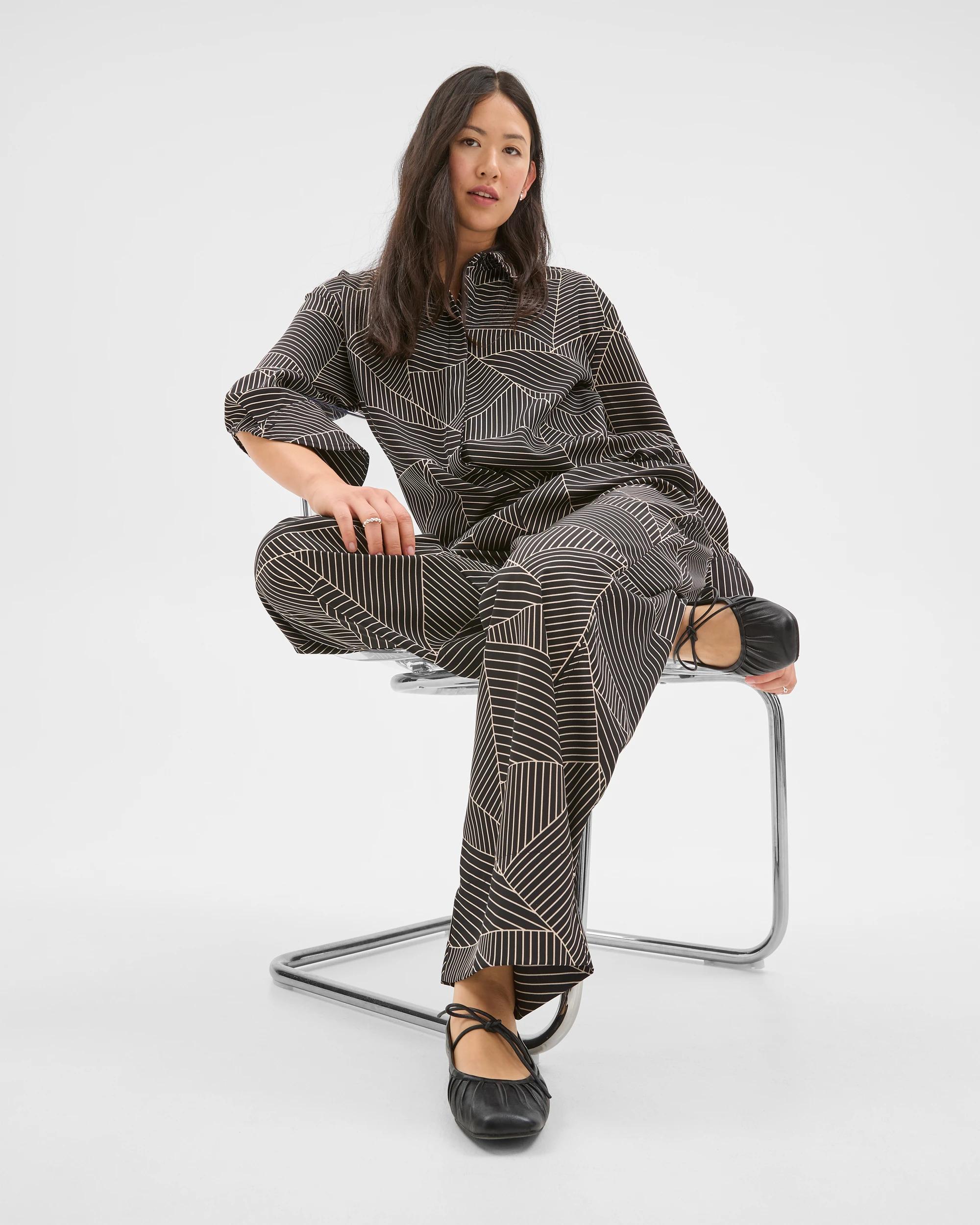4 Preview Flat Front Wide Leg Pants BLACK SPLICED GEO, 4 of 6