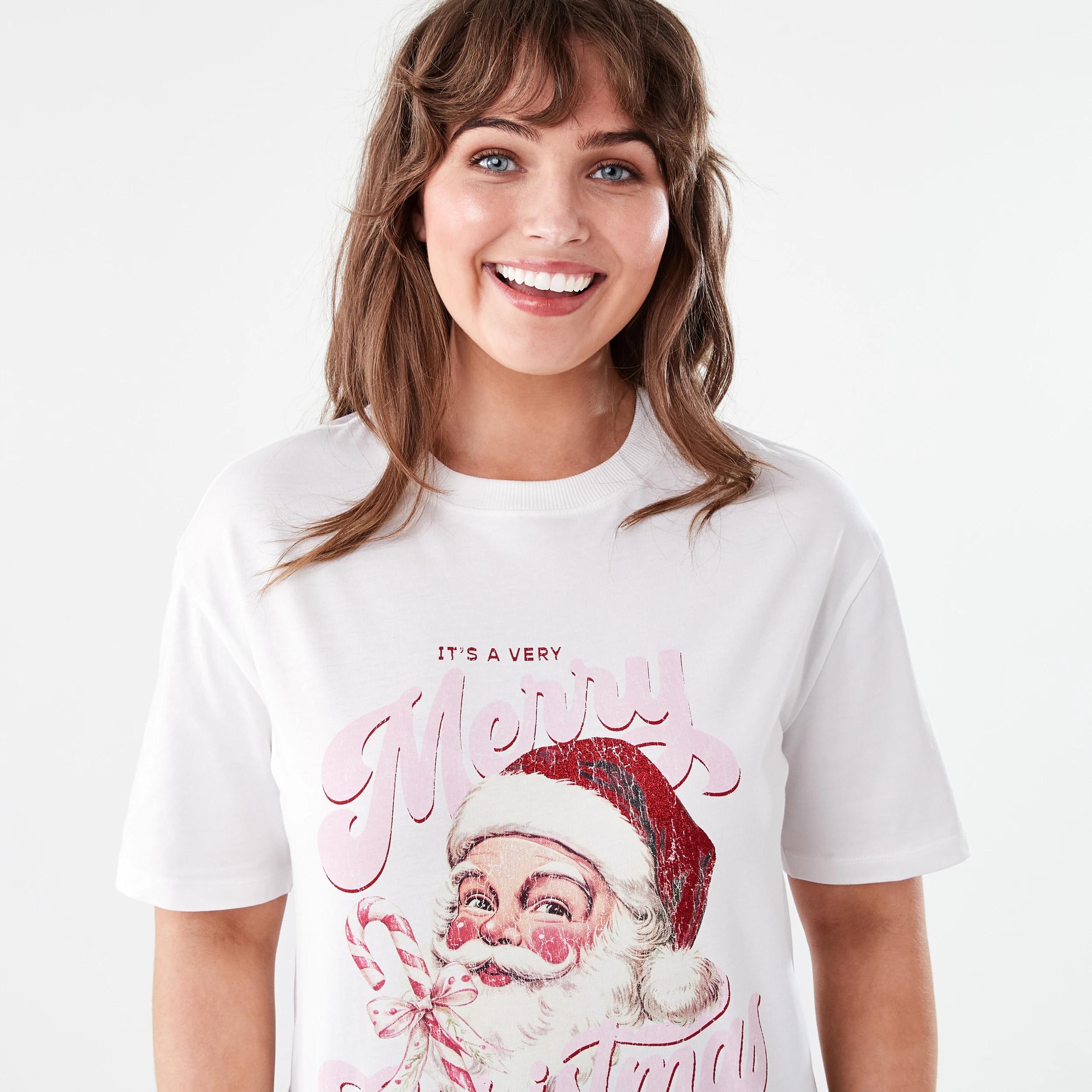 4 Short Sleeve Christmas Oversized Boyfriend T-shirt Very Merry, 4 of 5