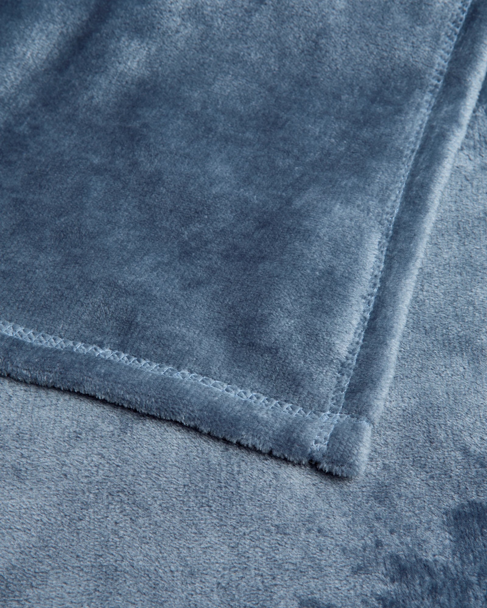 2 Target Ivy Super Soft Throw
 - Queen Bed
 - Blue, 2 of 3