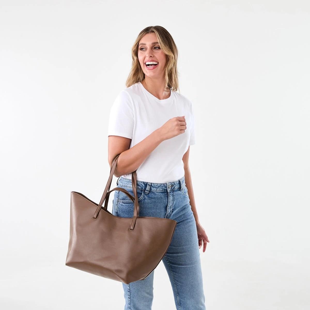 5 Curved Tote Bag Rich Tan, 5 of 6
