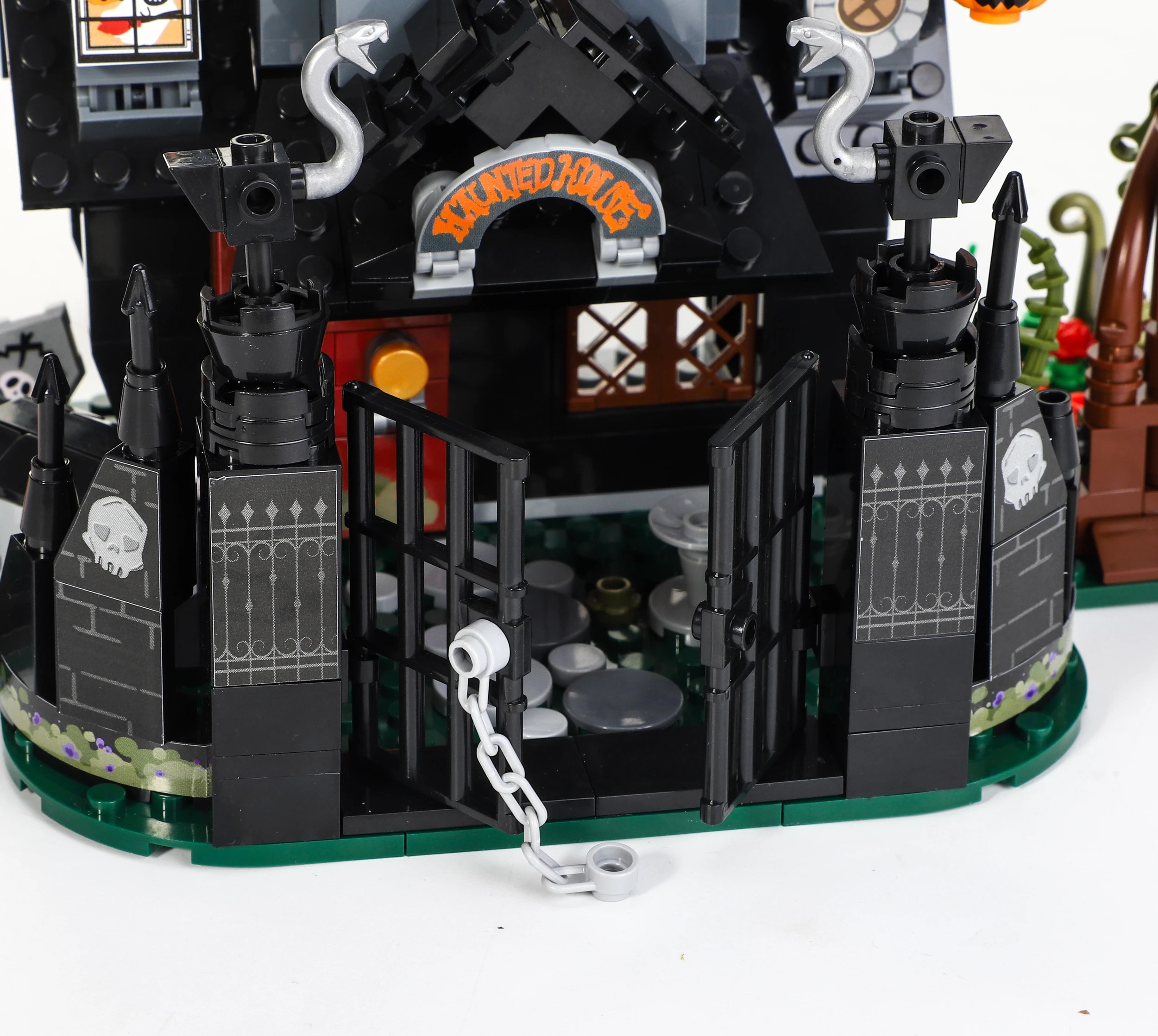 8 454 Pieces Mini Blocks: Haunted Mansion, 8 of 10