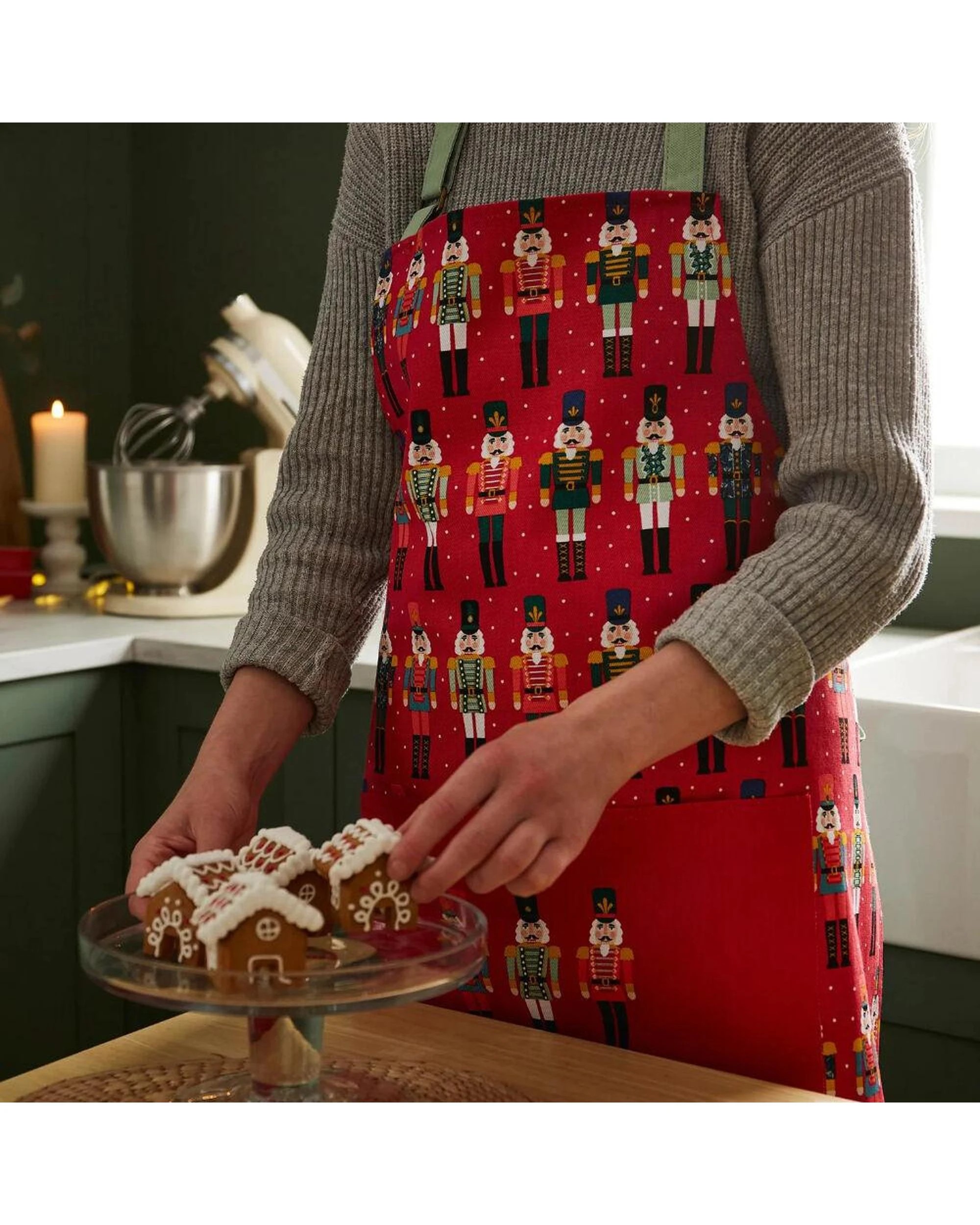 2 Ulster Weavers Apron Nutcracker  80 x 70cm, 2 of 2
