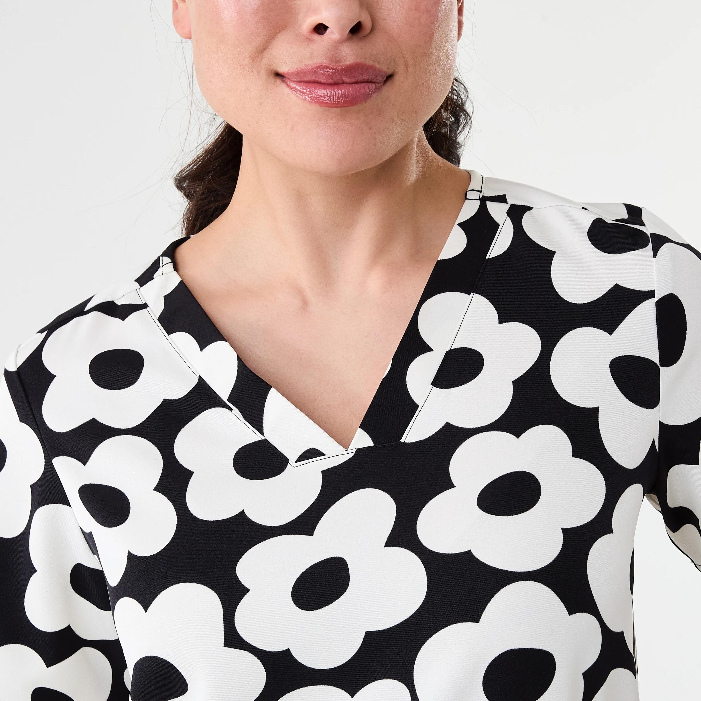 5 Womens Short Sleeve Print Scrub Top Blk Daisy, 5 of 8