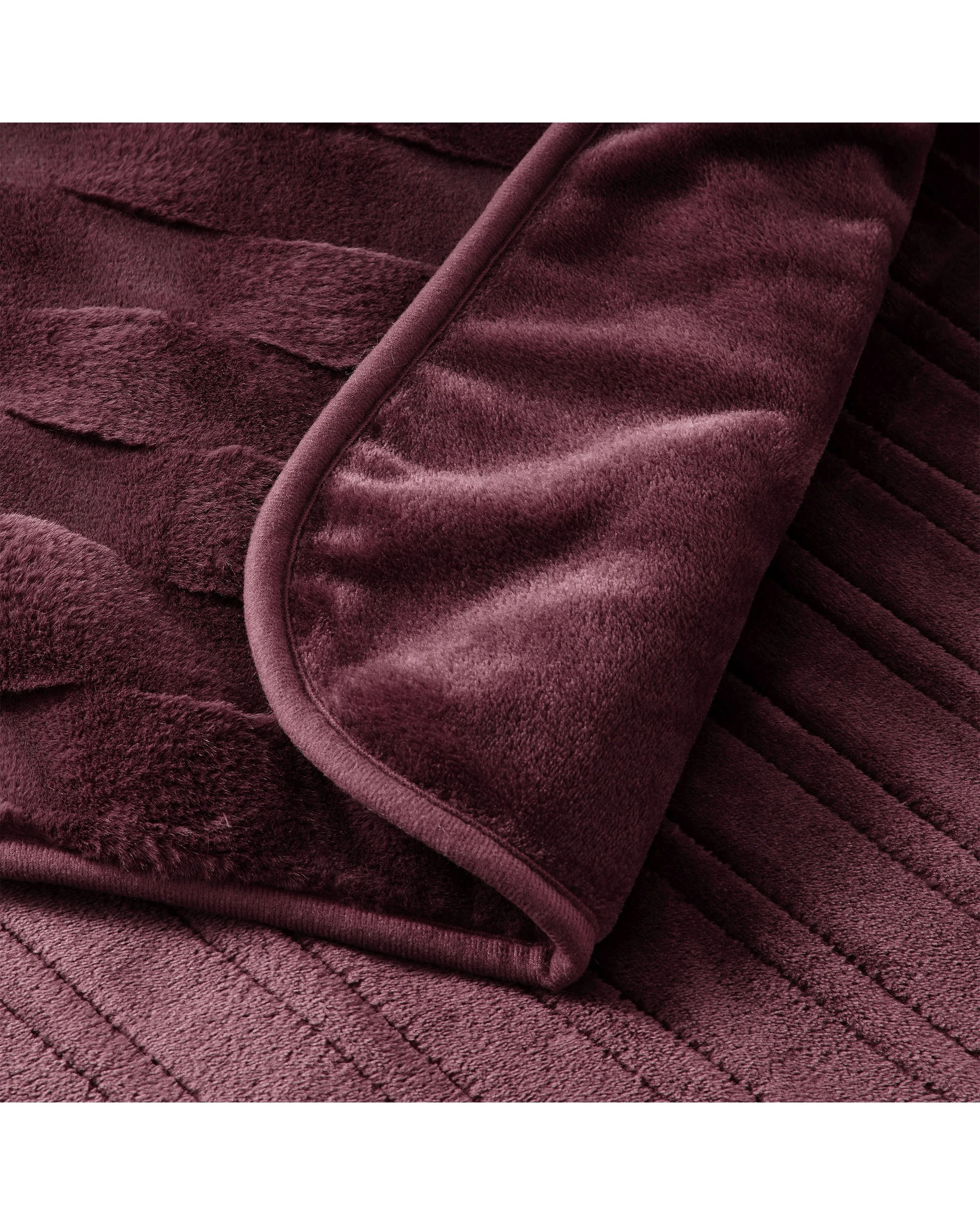 4 Dreamaker Basketweave Faux Fur Heated Throw 130x160cm - Cherry, 4 of 10