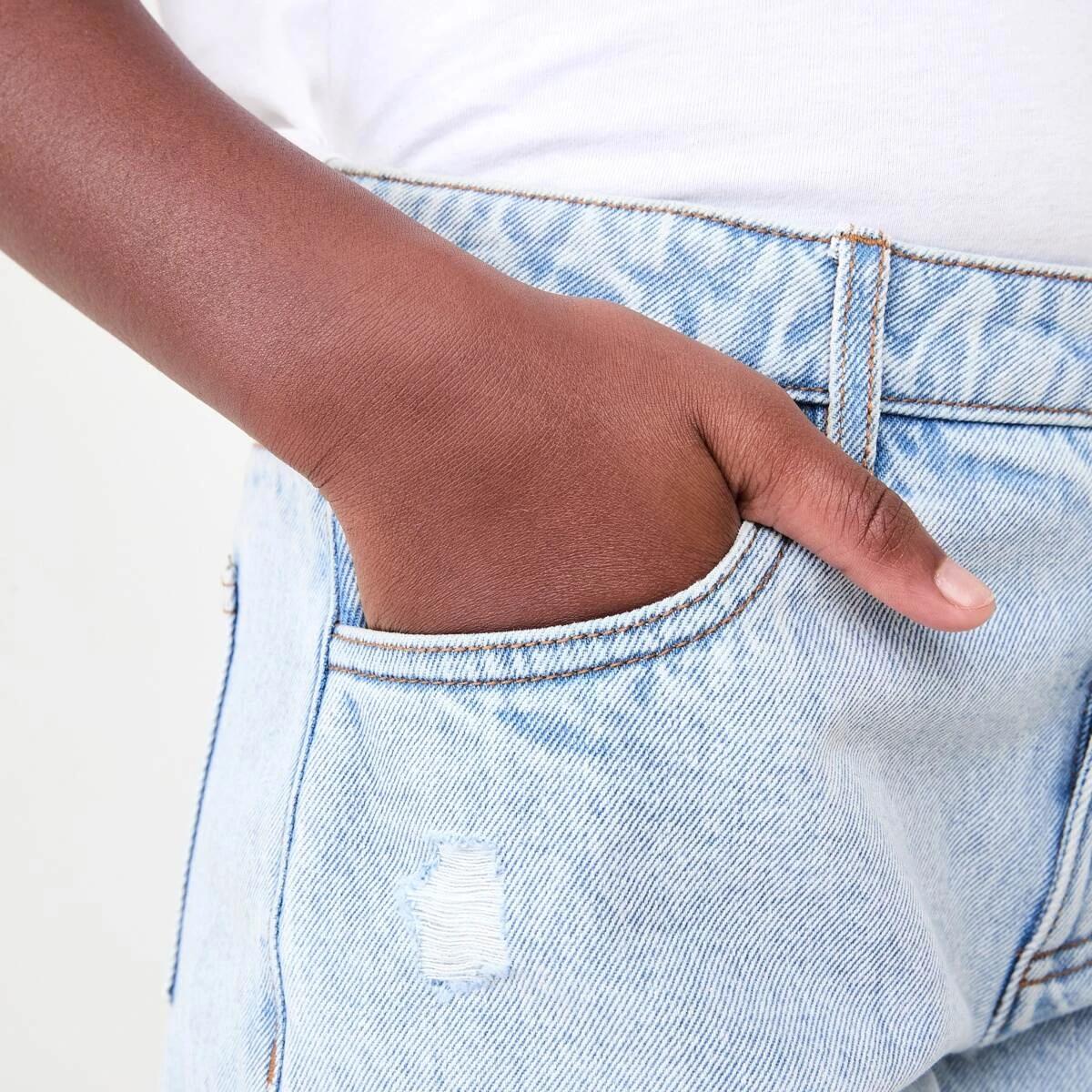 4 Relaxed Denim Shorts with Frayed Hem LIGHT WASH, 4 of 7