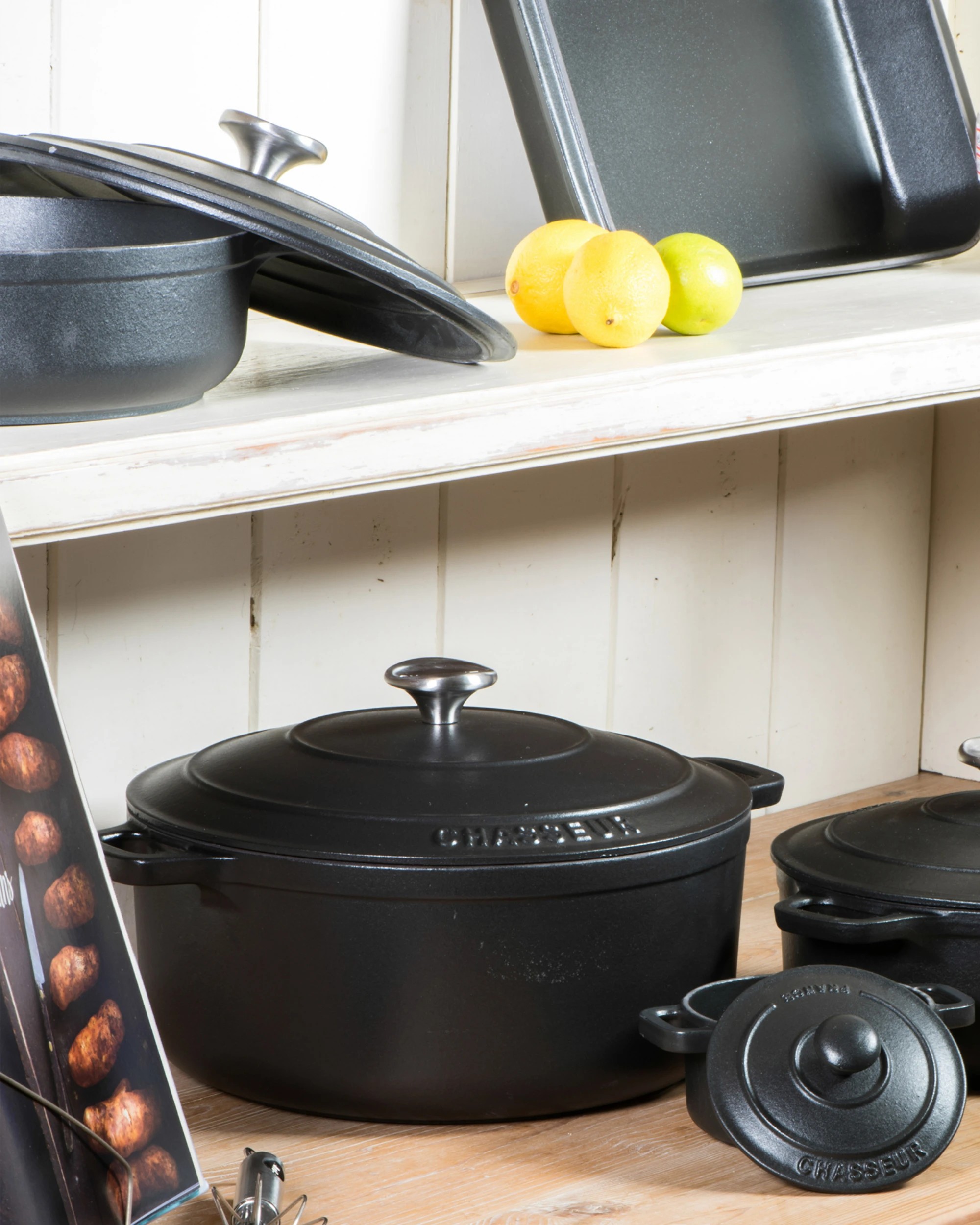 4 Chasseur 28cm Round French Oven - Black, 4 of 4