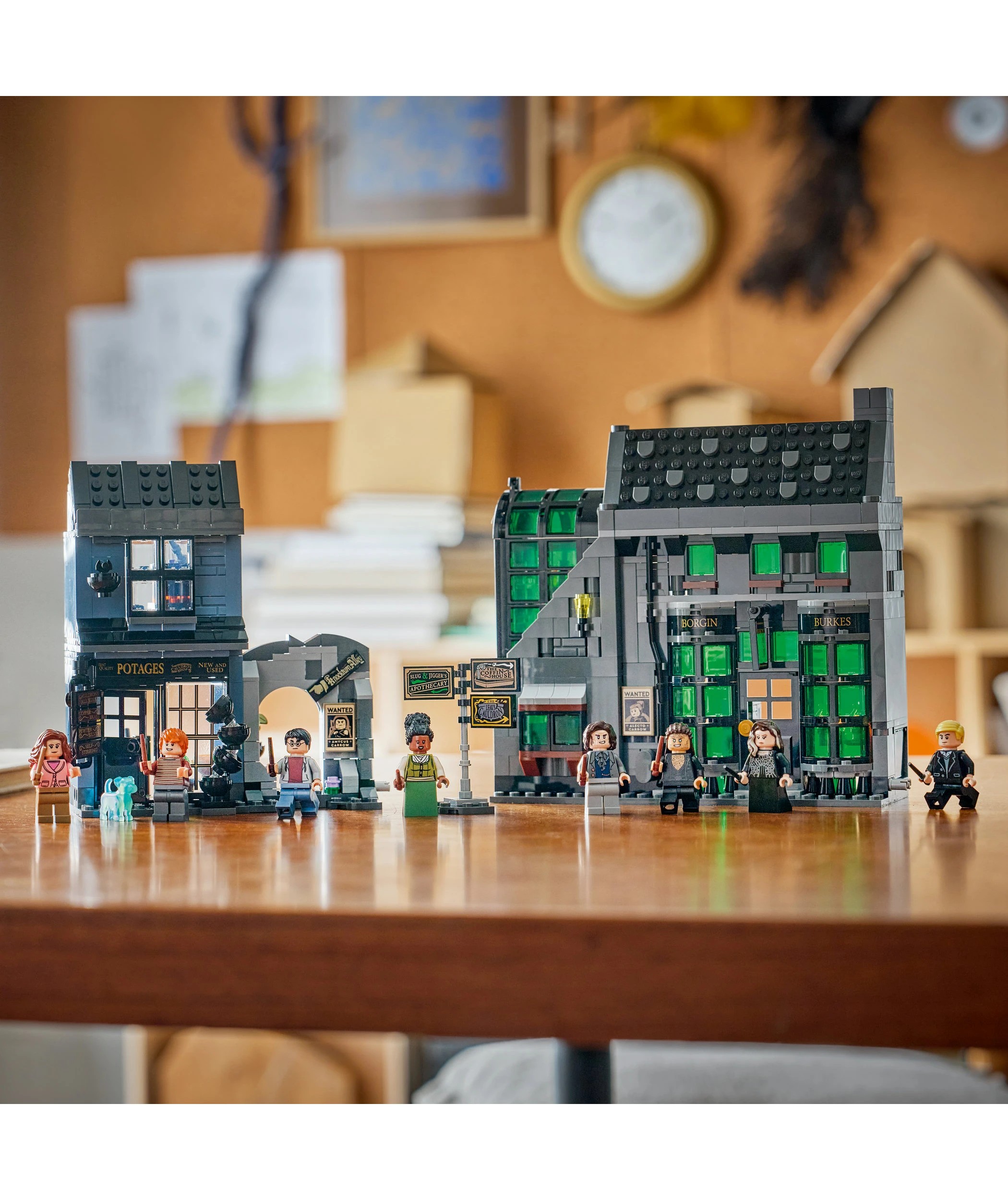 8 LEGO Harry Potter Knockturn Alley Wizarding Shops 76471, 8 of 9