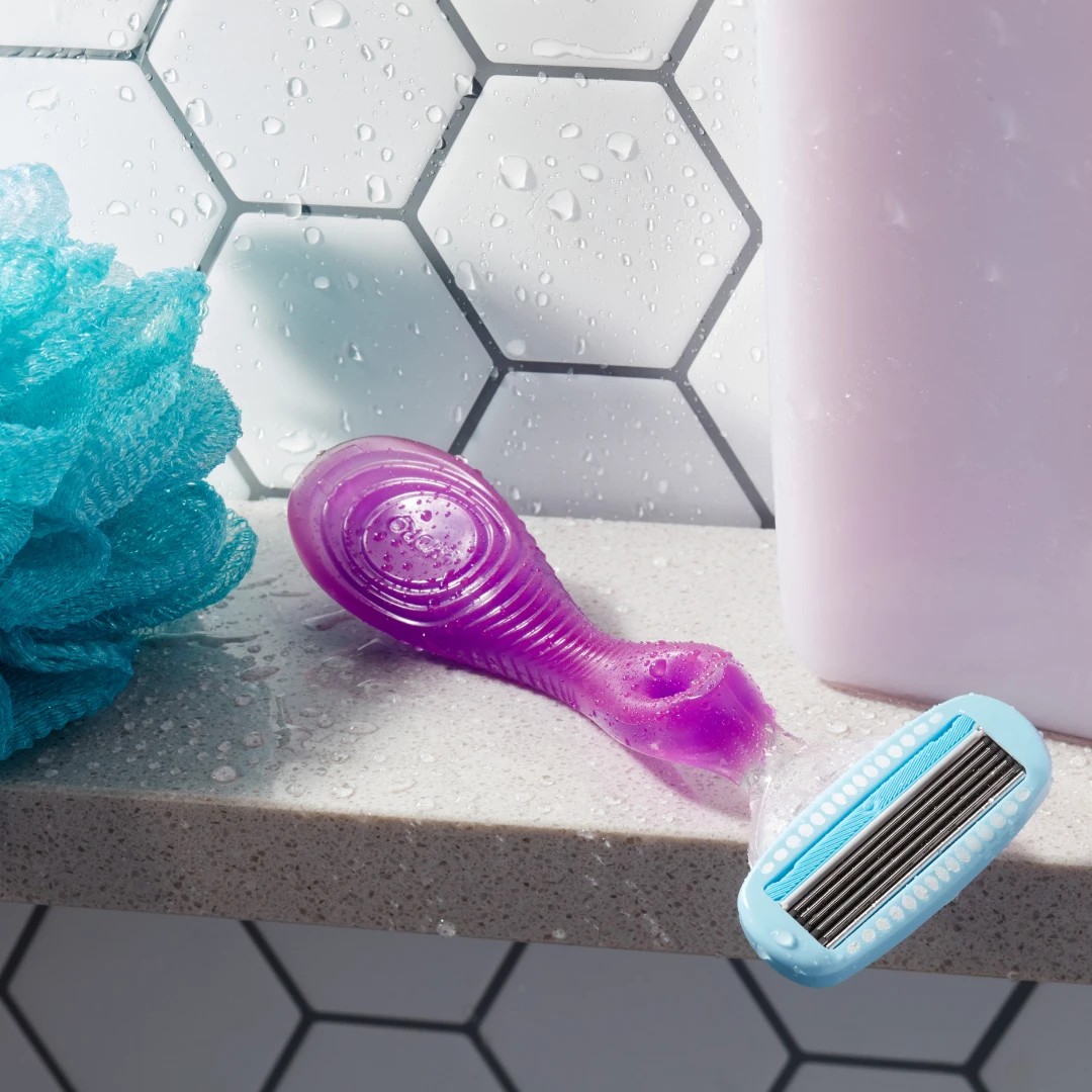 7 Schick Silk Hydro Moisture Care Razor Kit, 7 of 9