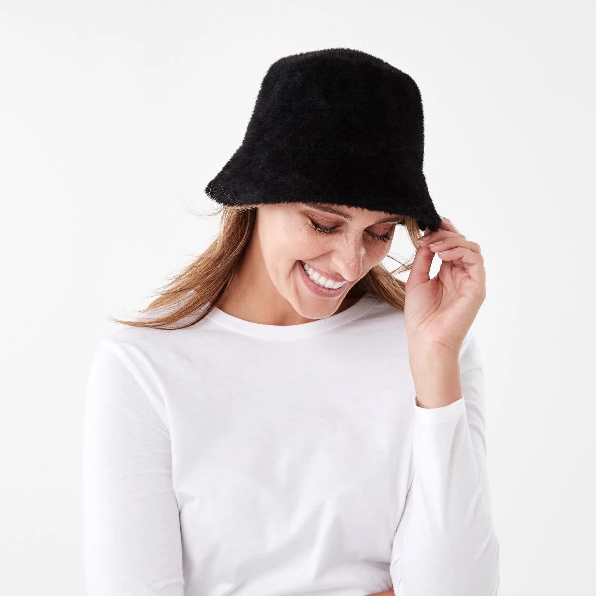 3 Fluffy Bucket Hat Black, 3 of 3