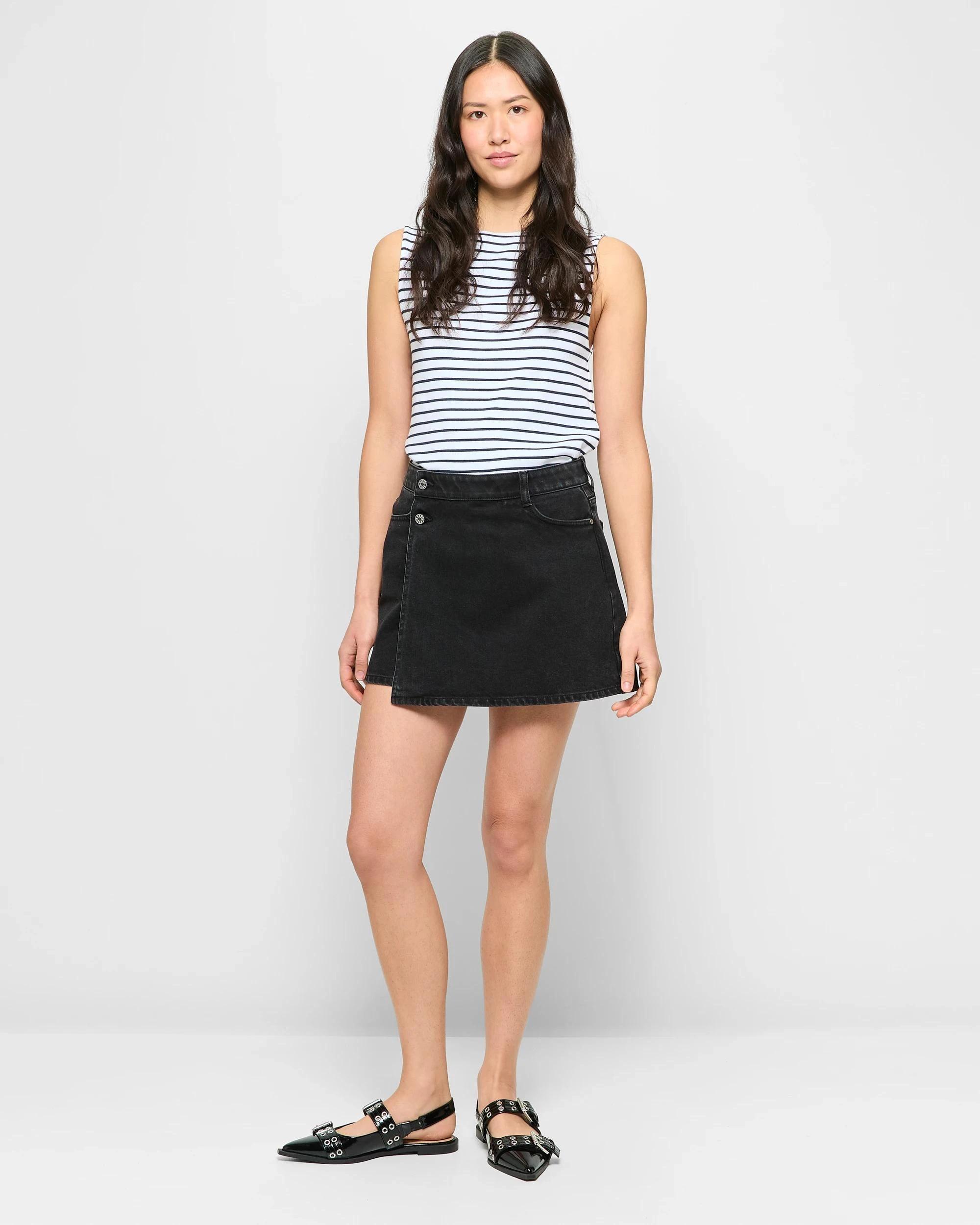 2 Target Denim Skort WORN BLACK WASH, 2 of 5