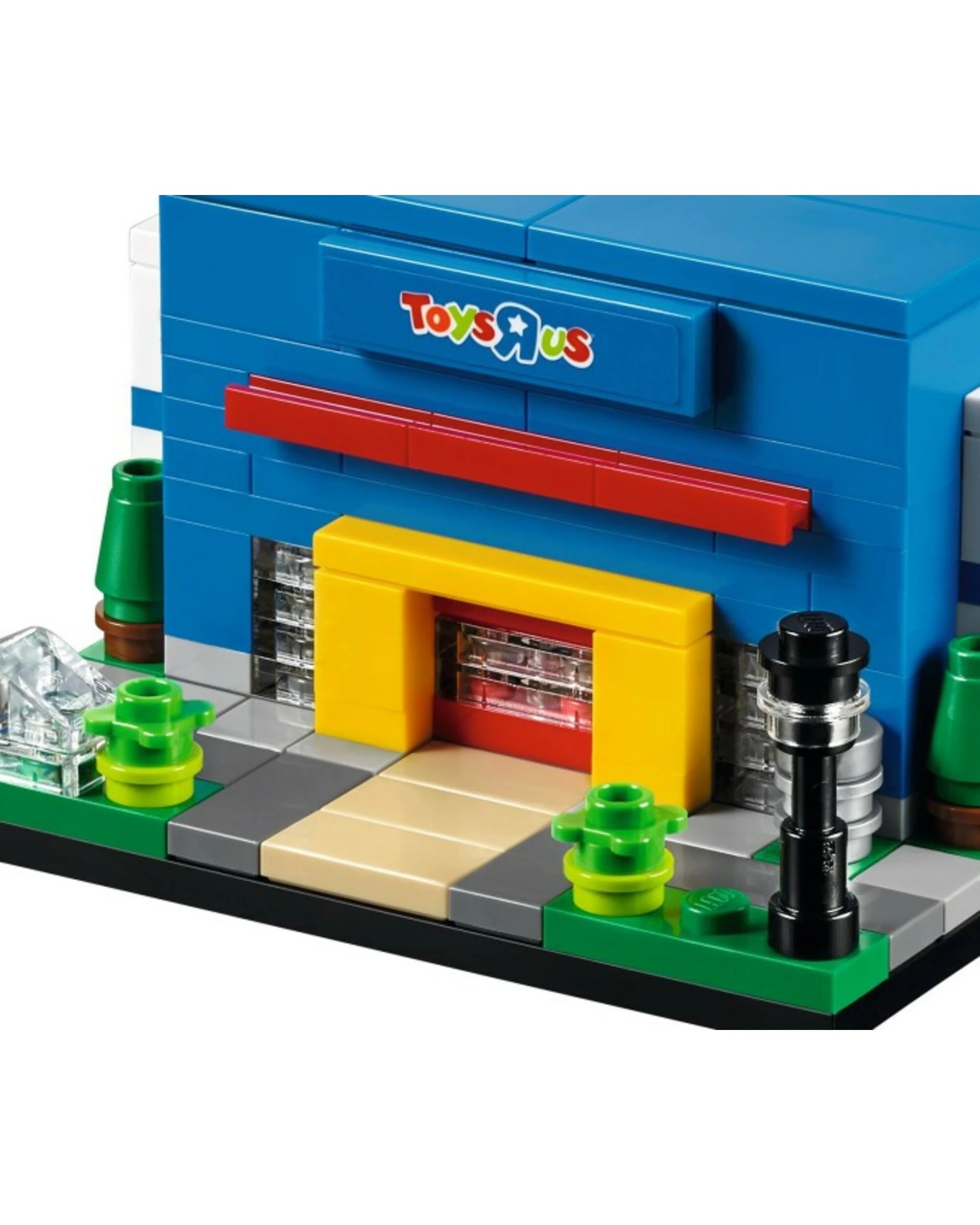 2 LEGO 40144 Bricktober Toys R Us Store Set, 2 of 2