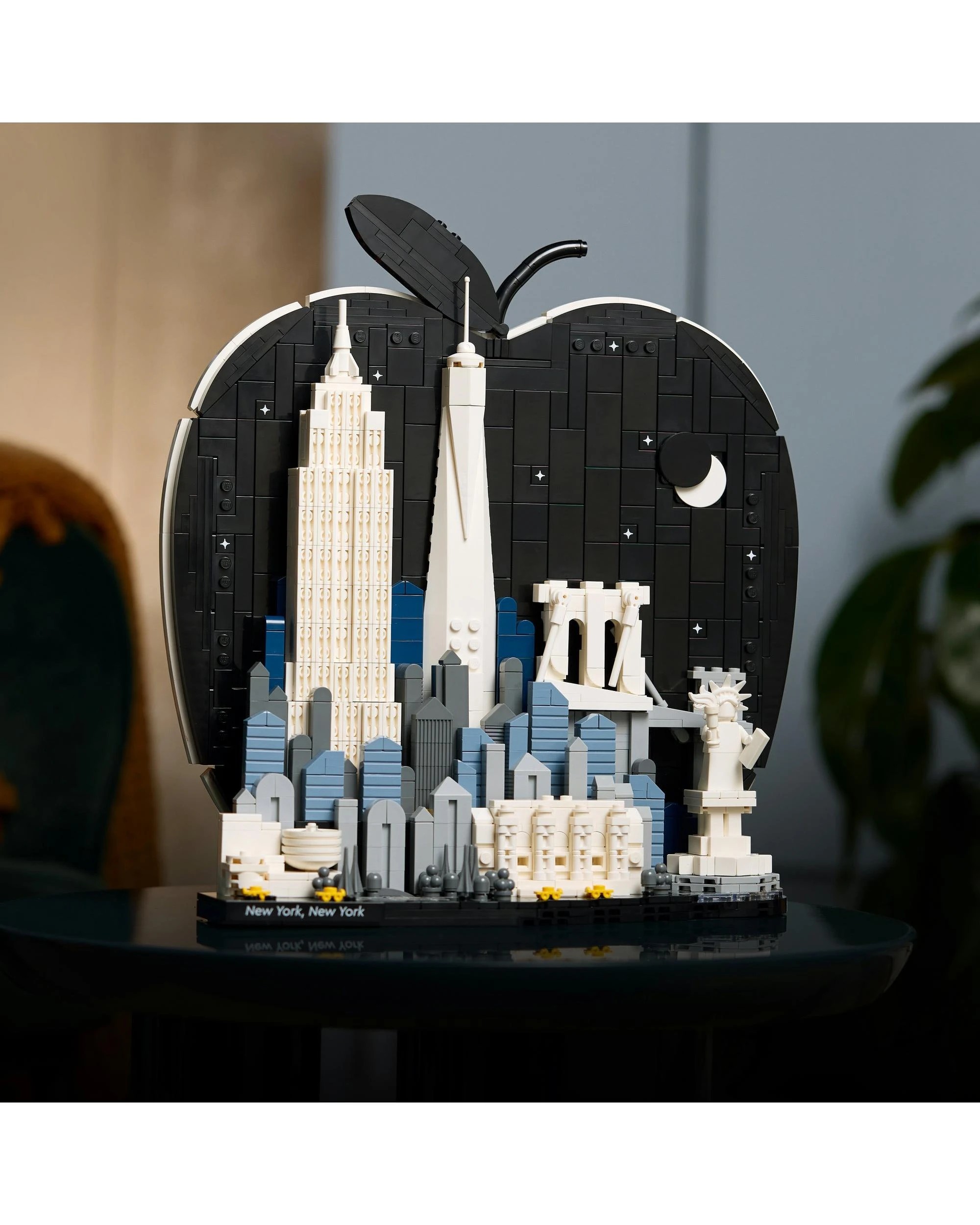 3 LEGO Architecture: New York City - The Big Apple - 21066, 3 of 9