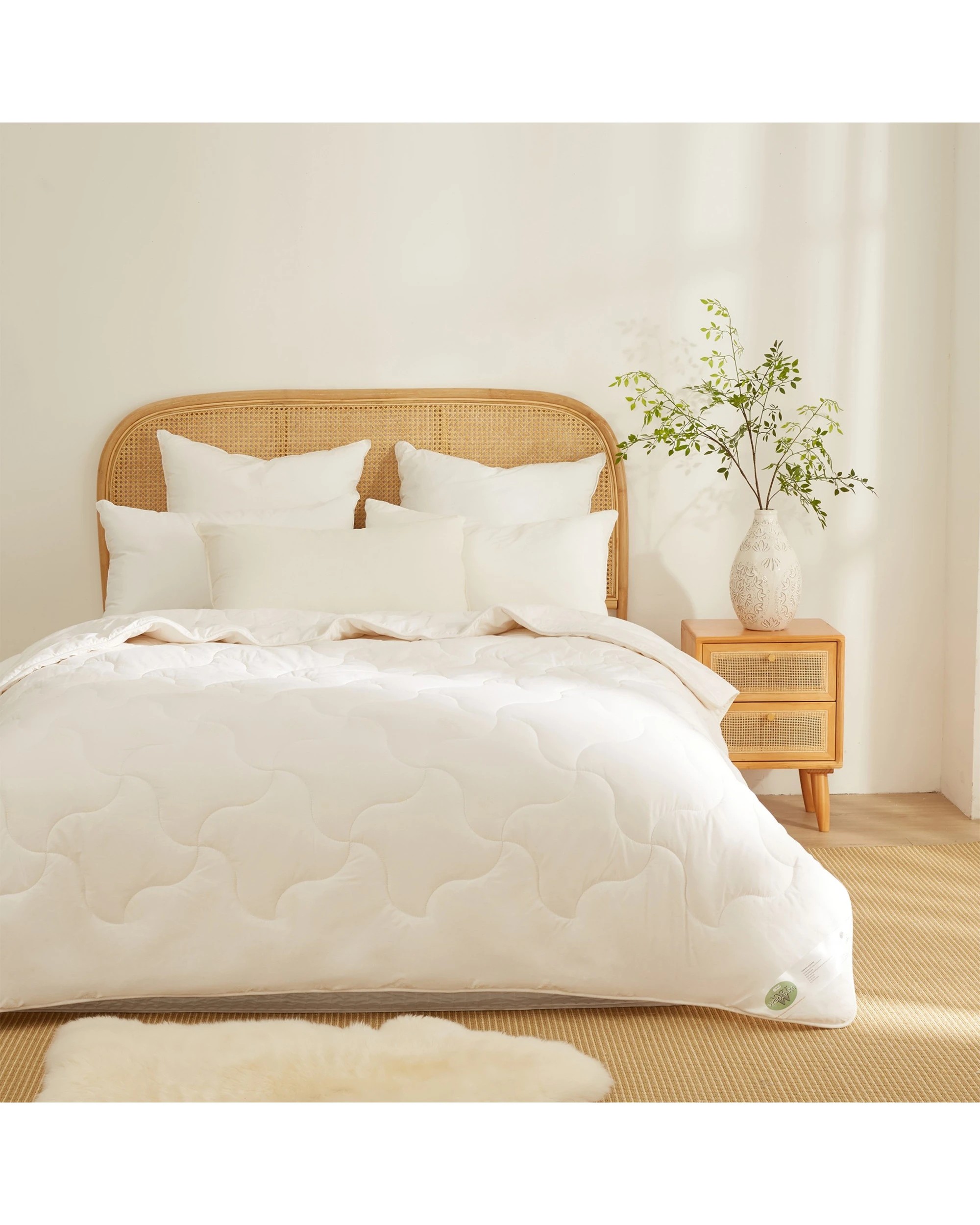 1 Wooltara Imperial Luxury 450GSM Washable Winter Australian Wool Quilt - Queen Bed - White, 1 of 8