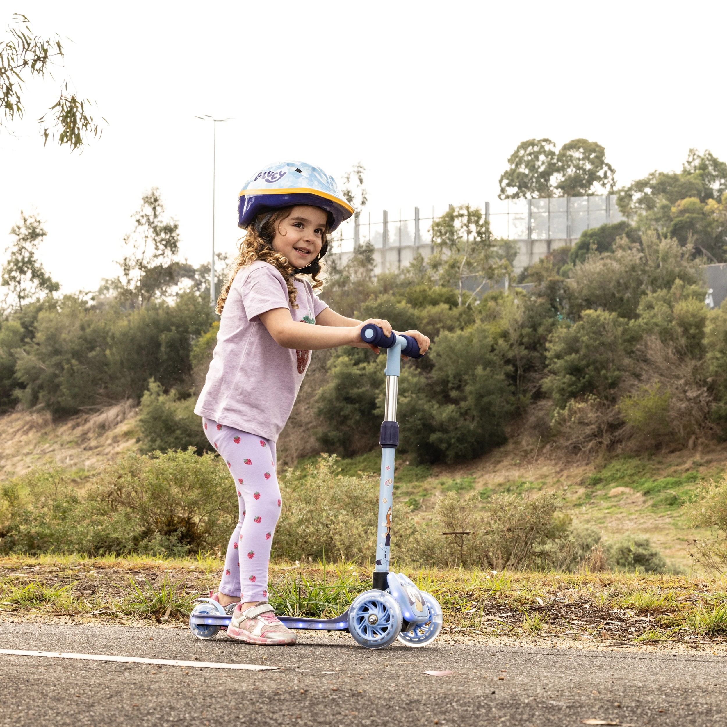 7 Bluey 3D Light and Sound Tri Scooter, 7 of 7