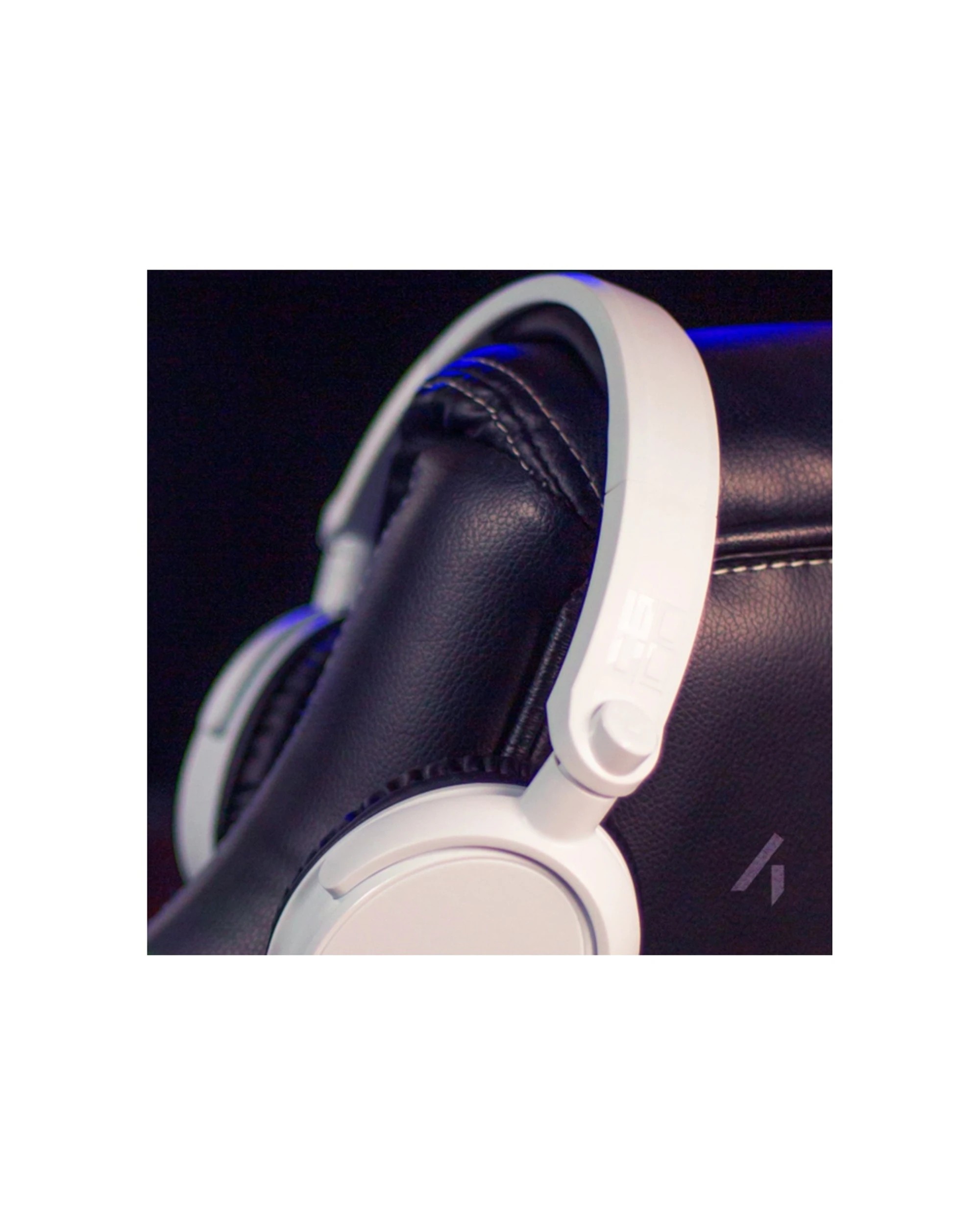 3 4Gamers Multiplatform Wired Over Ear Gaming Headset With Microphone 3.5mm - White, 3 of 5