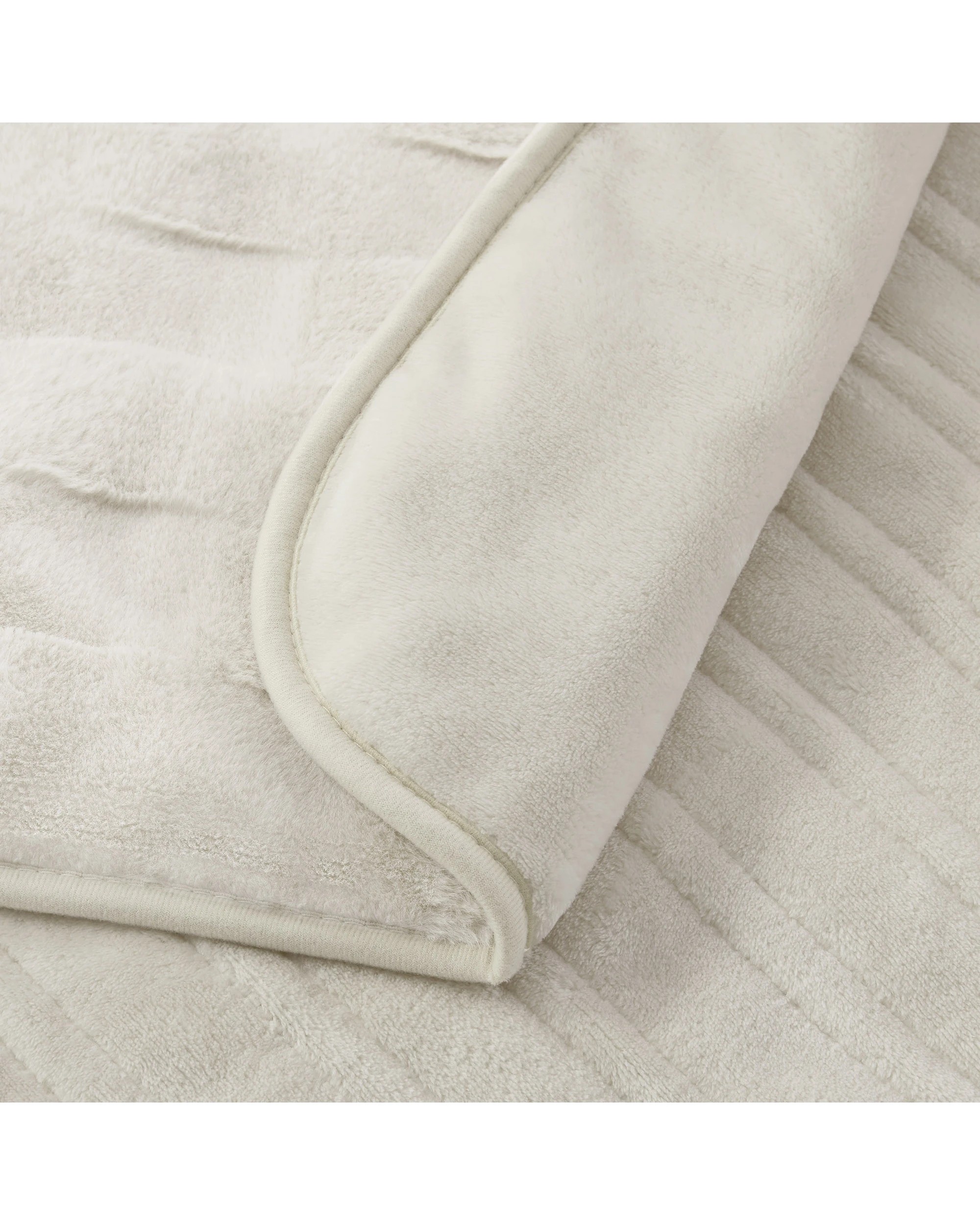 4 Dreamaker Basketweave Faux Fur Heated Throw 130x160cm - Cream, 4 of 10