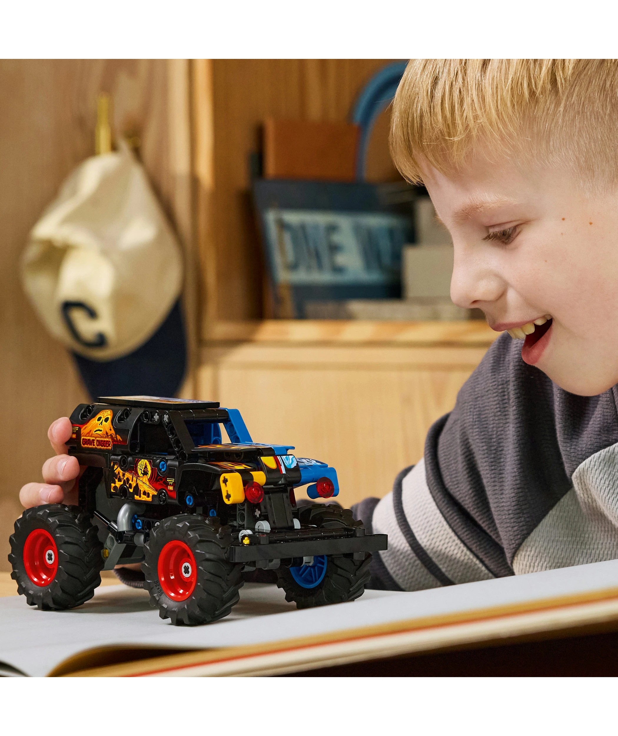 8 LEGO Technic Monster Jam Grave Digger Fire and Ice 42219, 8 of 10