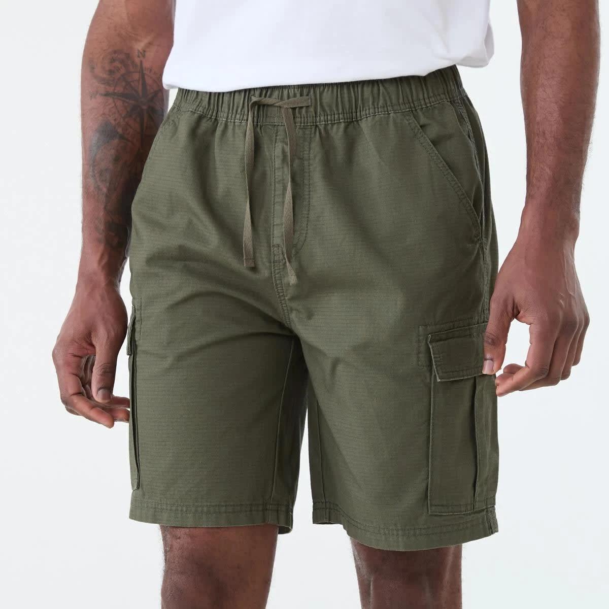 1 Textured Cargo Shorts TUSSOCK GREEN, 1 of 7