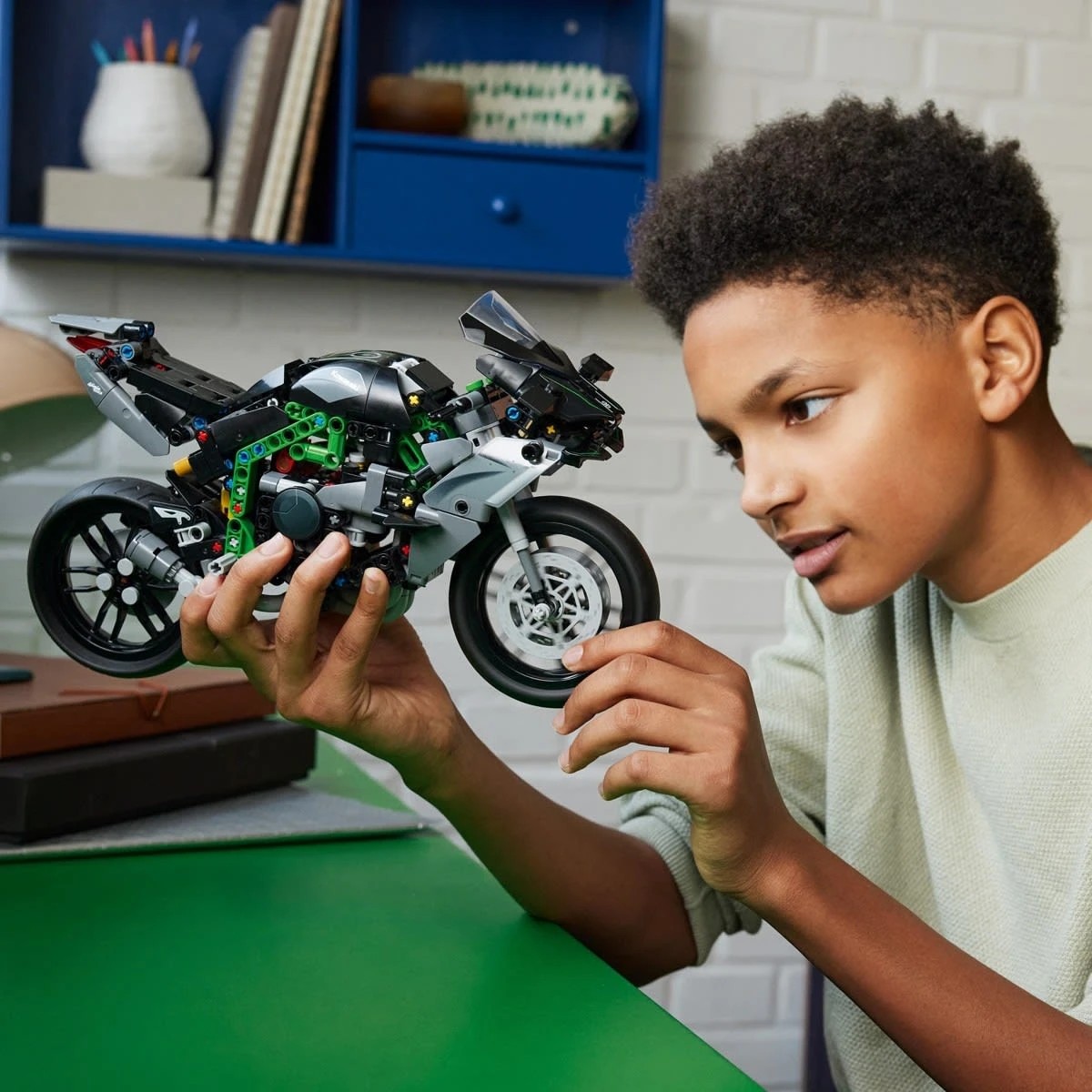 5 LEGO Technic Kawasaki Ninja H2R Motorcycle 42170, 5 of 10
