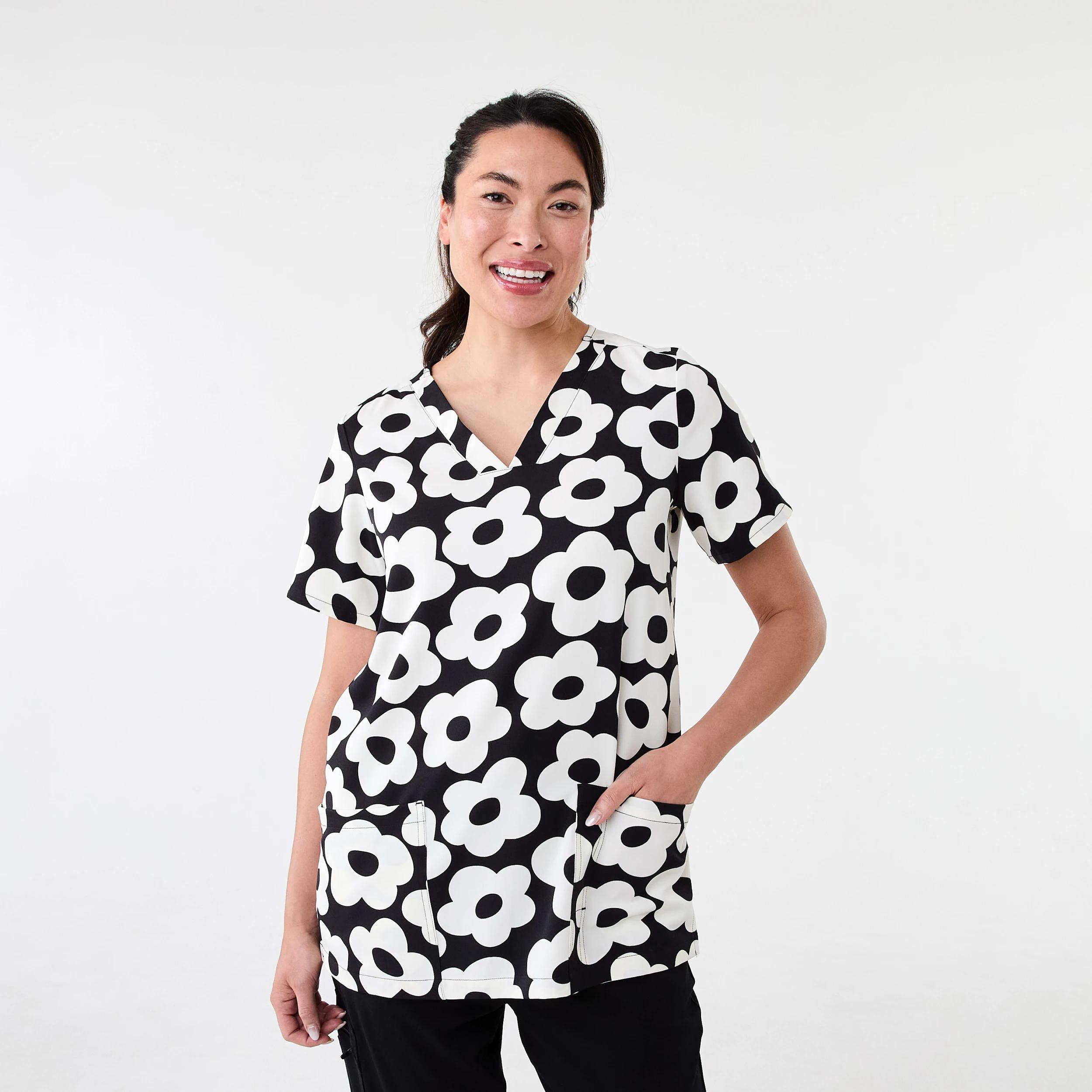 1 Womens Short Sleeve Print Scrub Top Blk Daisy, 1 of 8