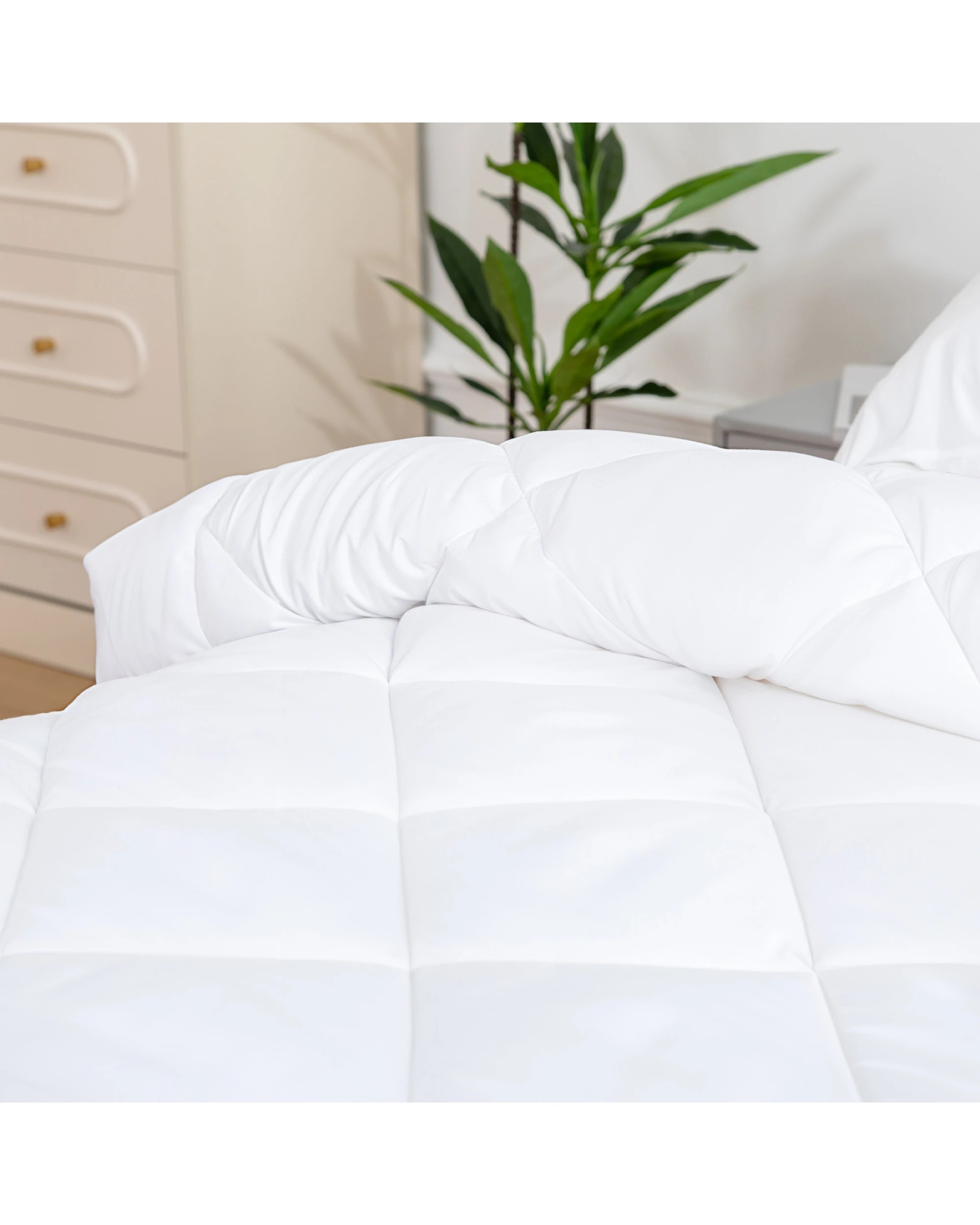 4 Hacienda Microfiber/Bamboo Blend, Hypoallergenic & Antibacterial Quilt - Queen, 4 of 7