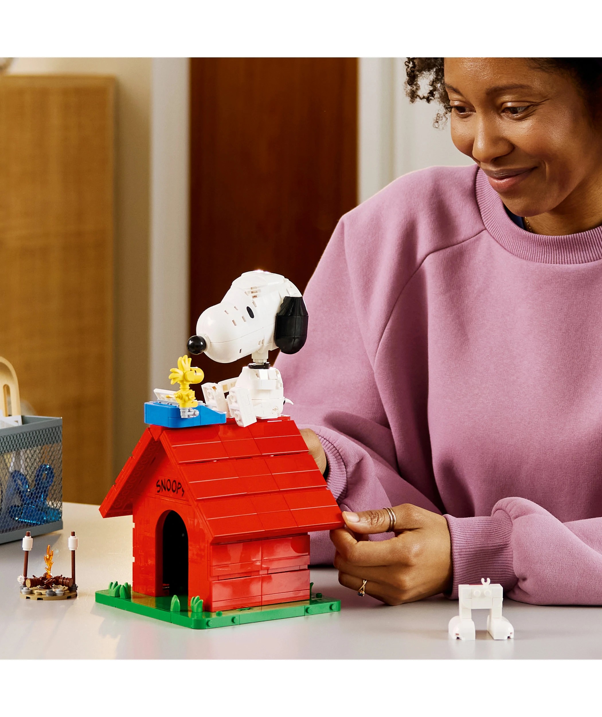 8 LEGO Ideas Peanuts: Snoopy's Doghouse 21368, 8 of 10