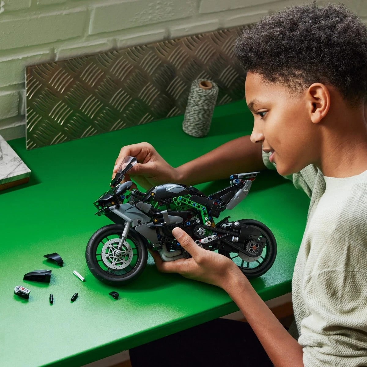 4 LEGO Technic Kawasaki Ninja H2R Motorcycle 42170, 4 of 10