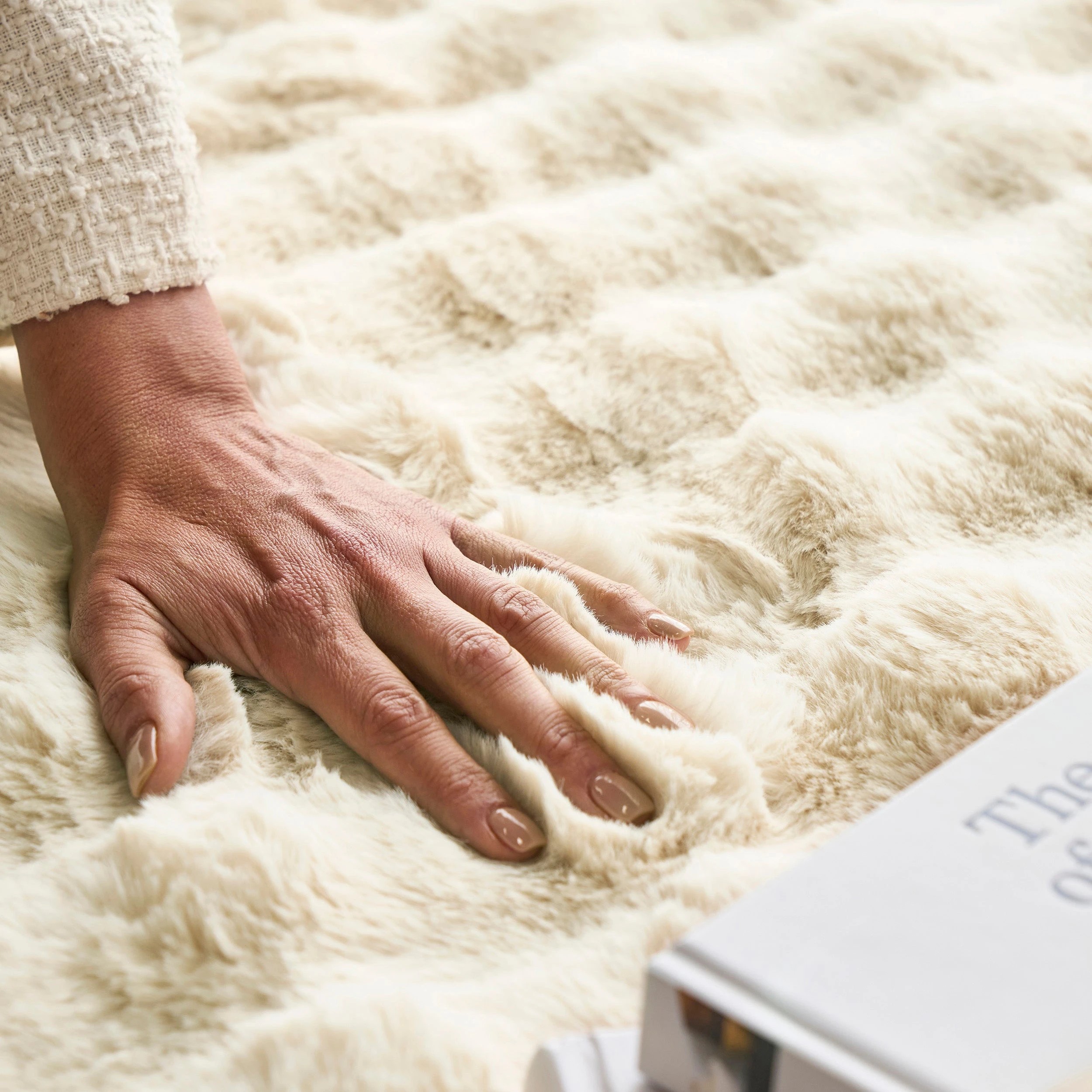 3 Common Ground Rugs PureForm 22 200x200cm - White, 3 of 8