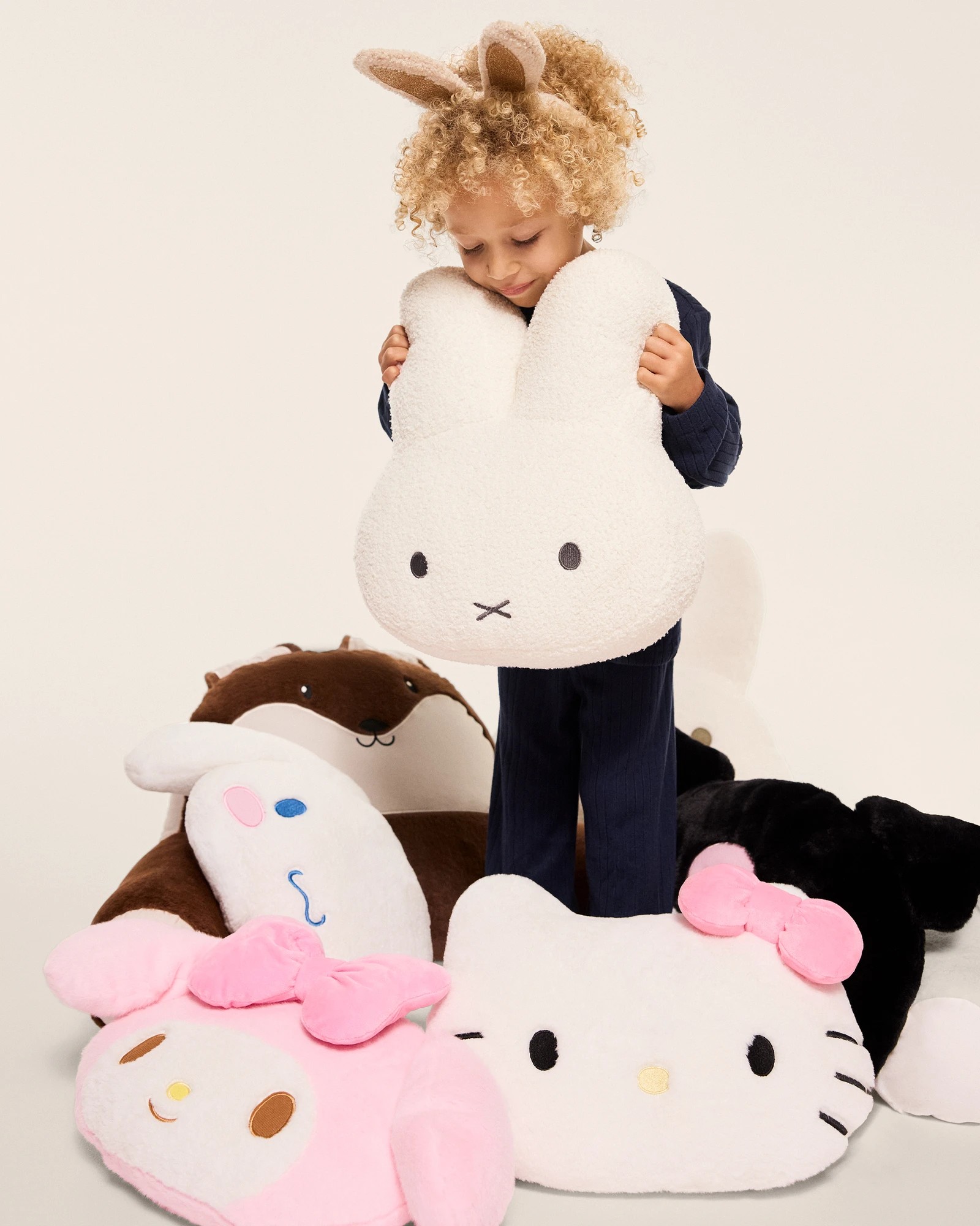 3 Hello Kitty Cushion - Large
 - White, 3 of 3