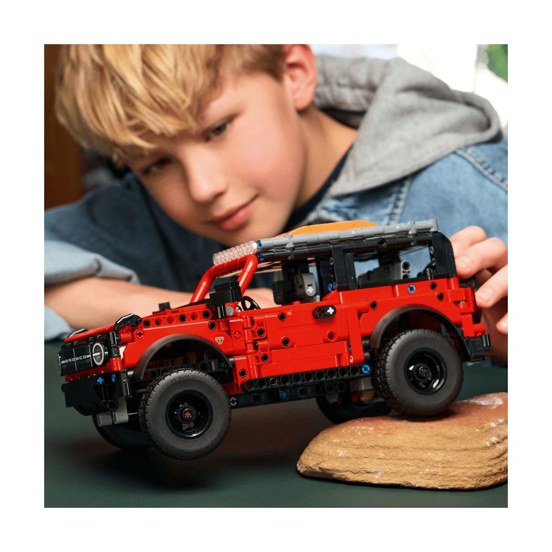 9 LEGO Technic Ford Bronco SUV 42213, 9 of 10
