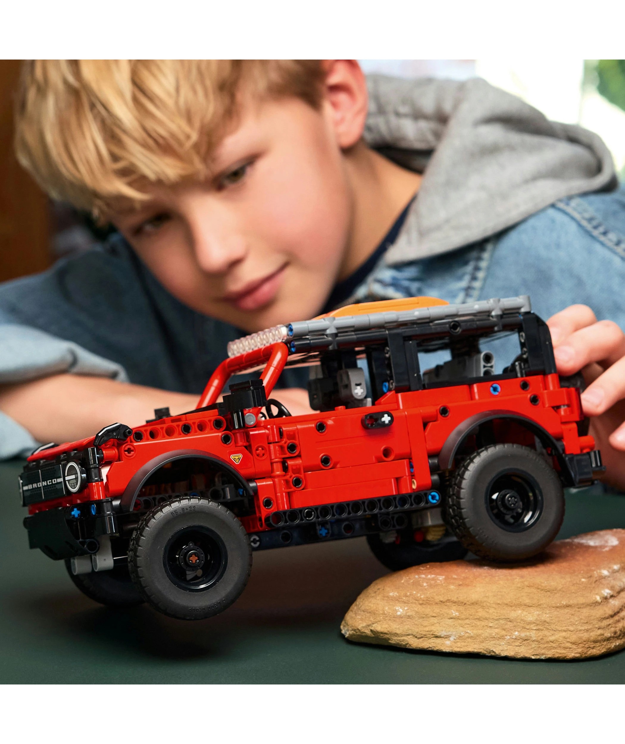 9 LEGO Technic Ford Bronco SUV 42213, 9 of 10
