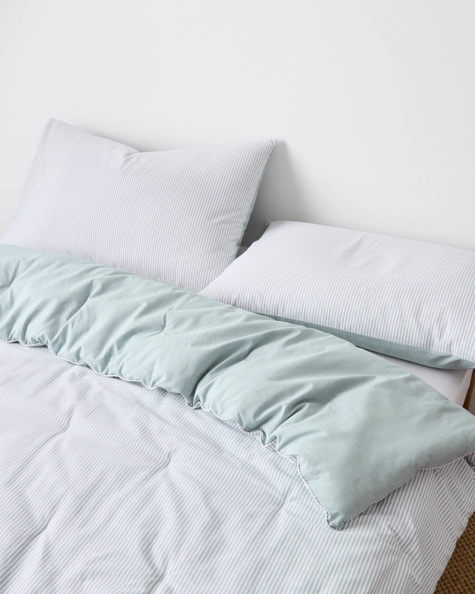 2 Target Hampton Stripe Comforter Set
 - Queen Bed
 - Green, 2 of 3