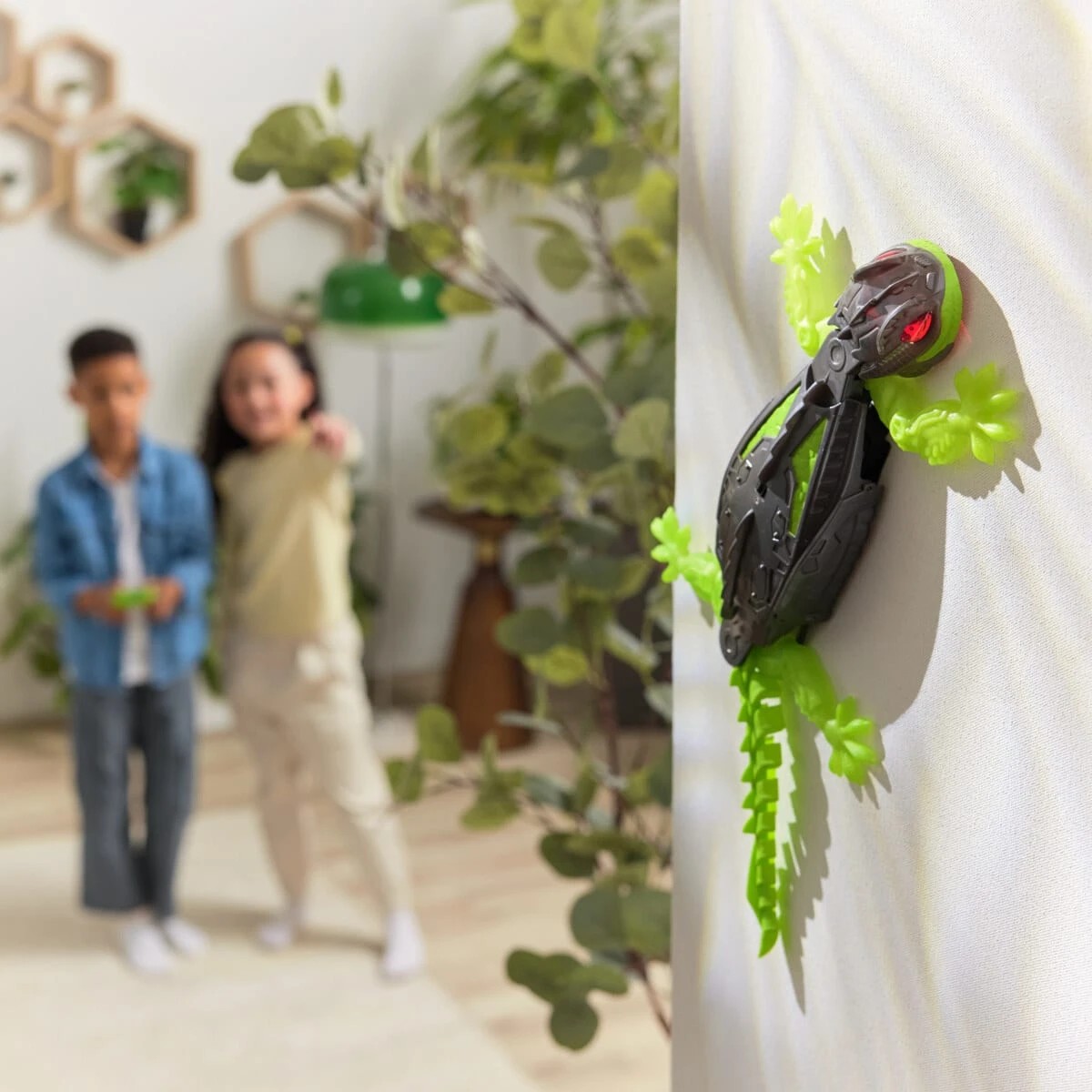 5 Hex Bots Wall Crawler Gecko Toy, 5 of 10