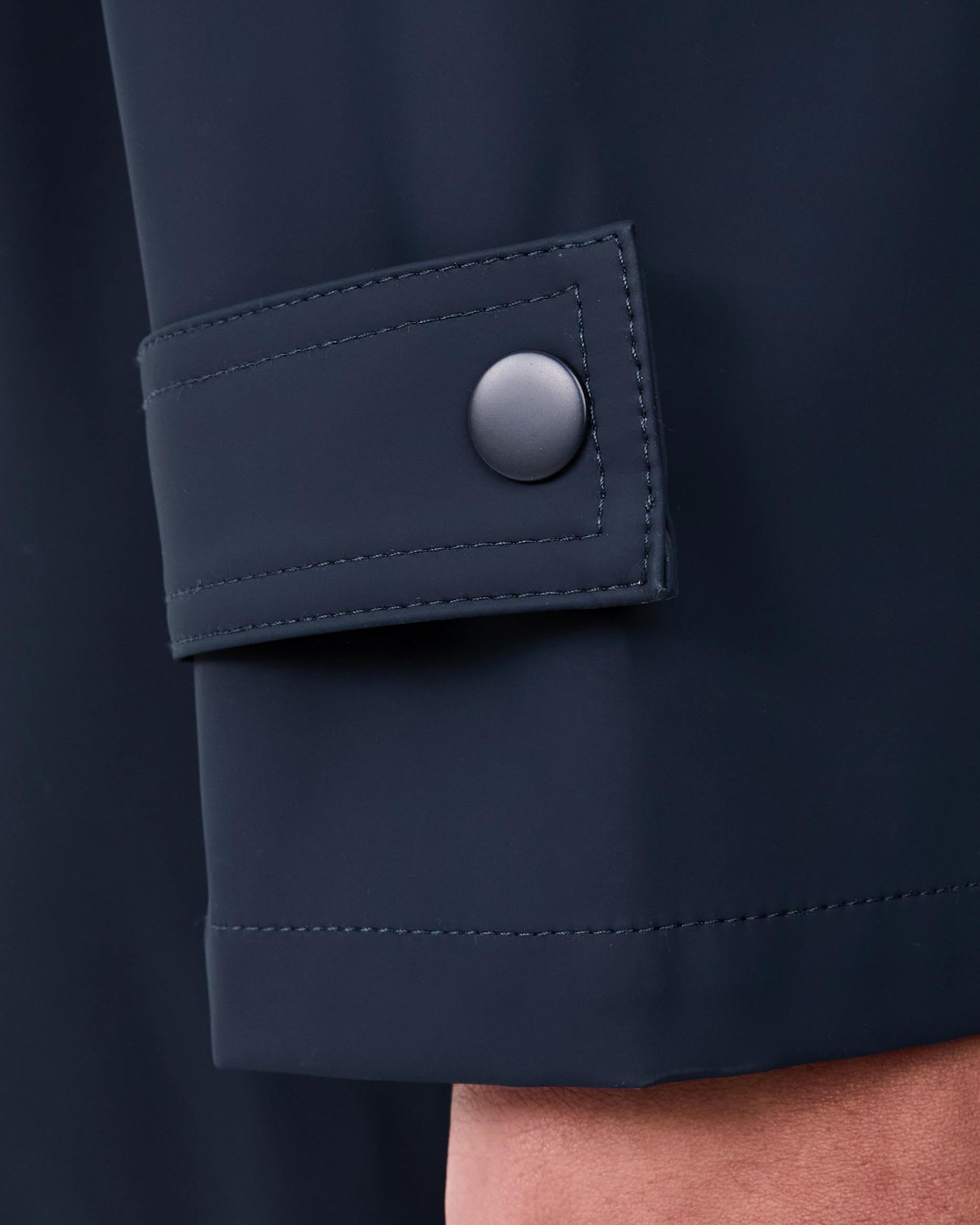 7 Curve Rain Coat Sky Cptn, 7 of 9