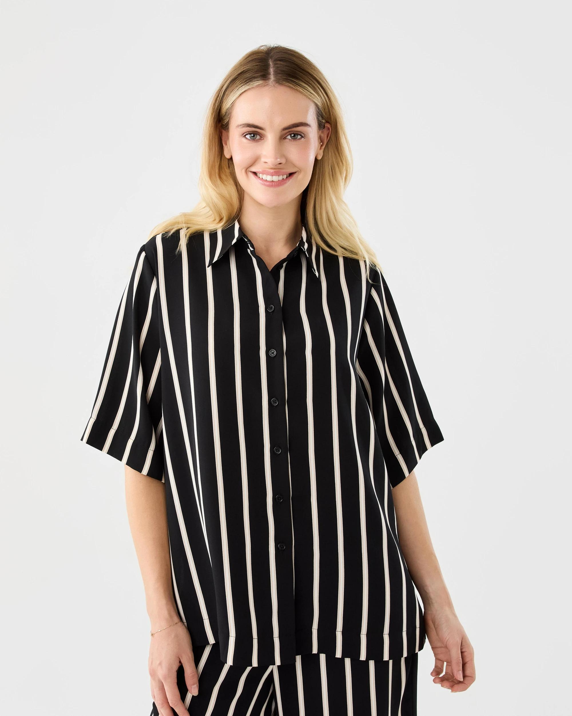 1 Short Sleeve Relaxed Print Shirt Strp Blk, 1 of 9