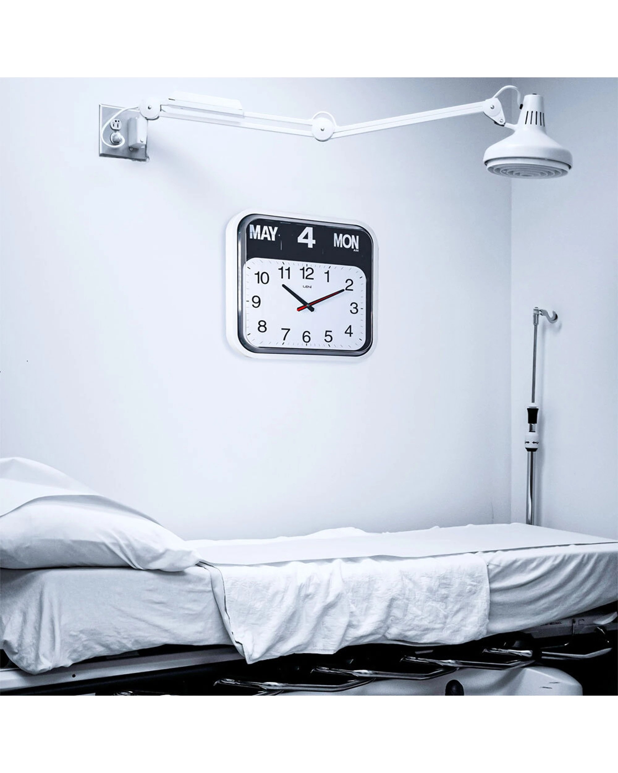 2 Leni Bankers Wall Clock With Calendar Silent Analog Movement 43x43cm - White, 2 of 3
