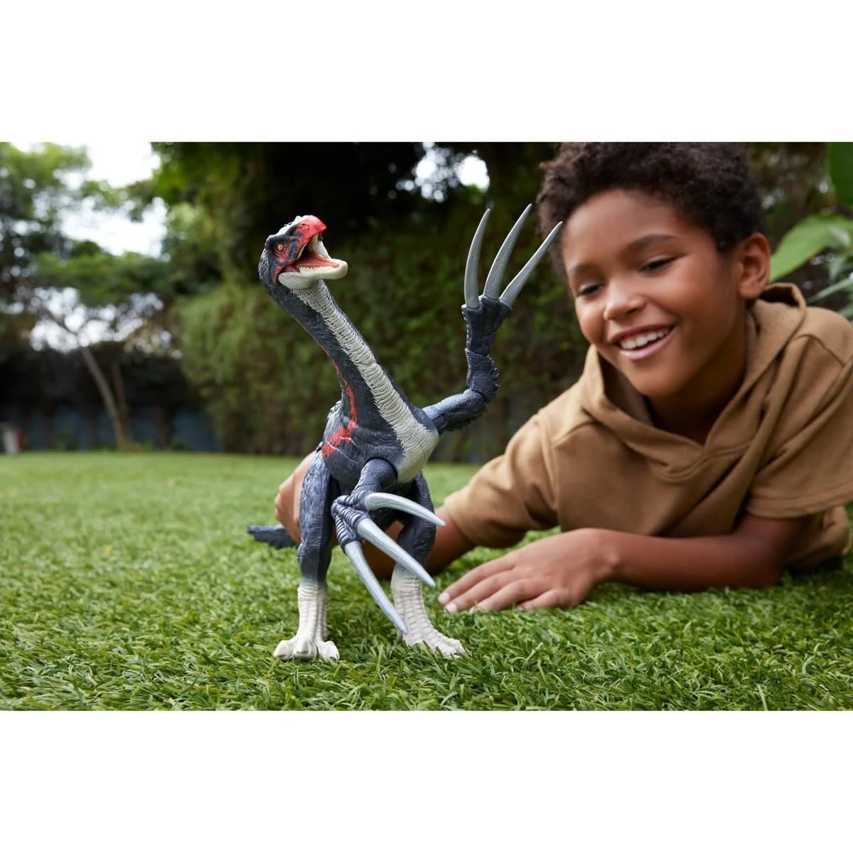 4 Jurassic World: Chaos Theory Slash 'N Roar Therizinosaurus Dinosaur Figure, 4 of 5