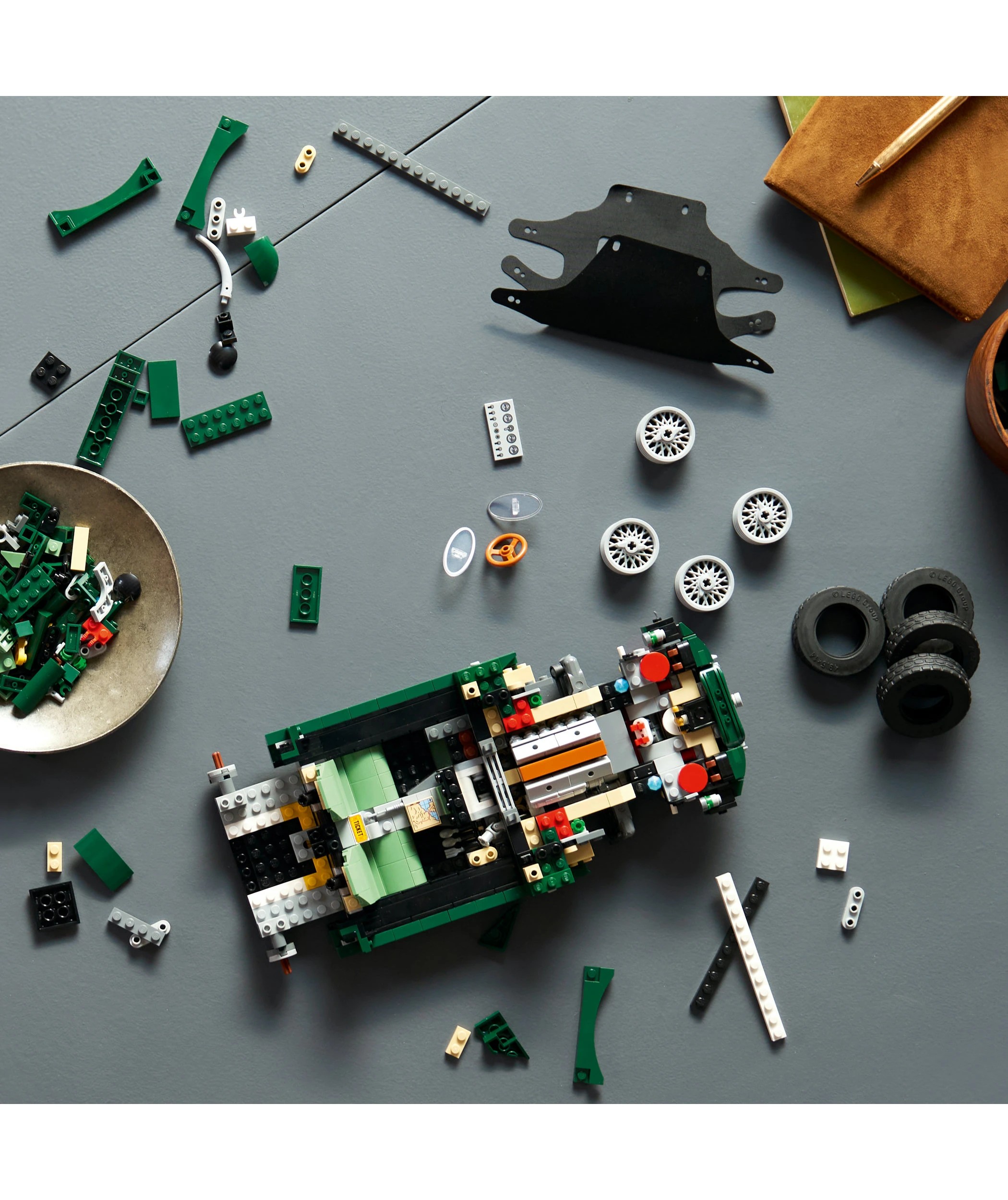 9 LEGO Icons Jaguar E-Type 11381, 9 of 11