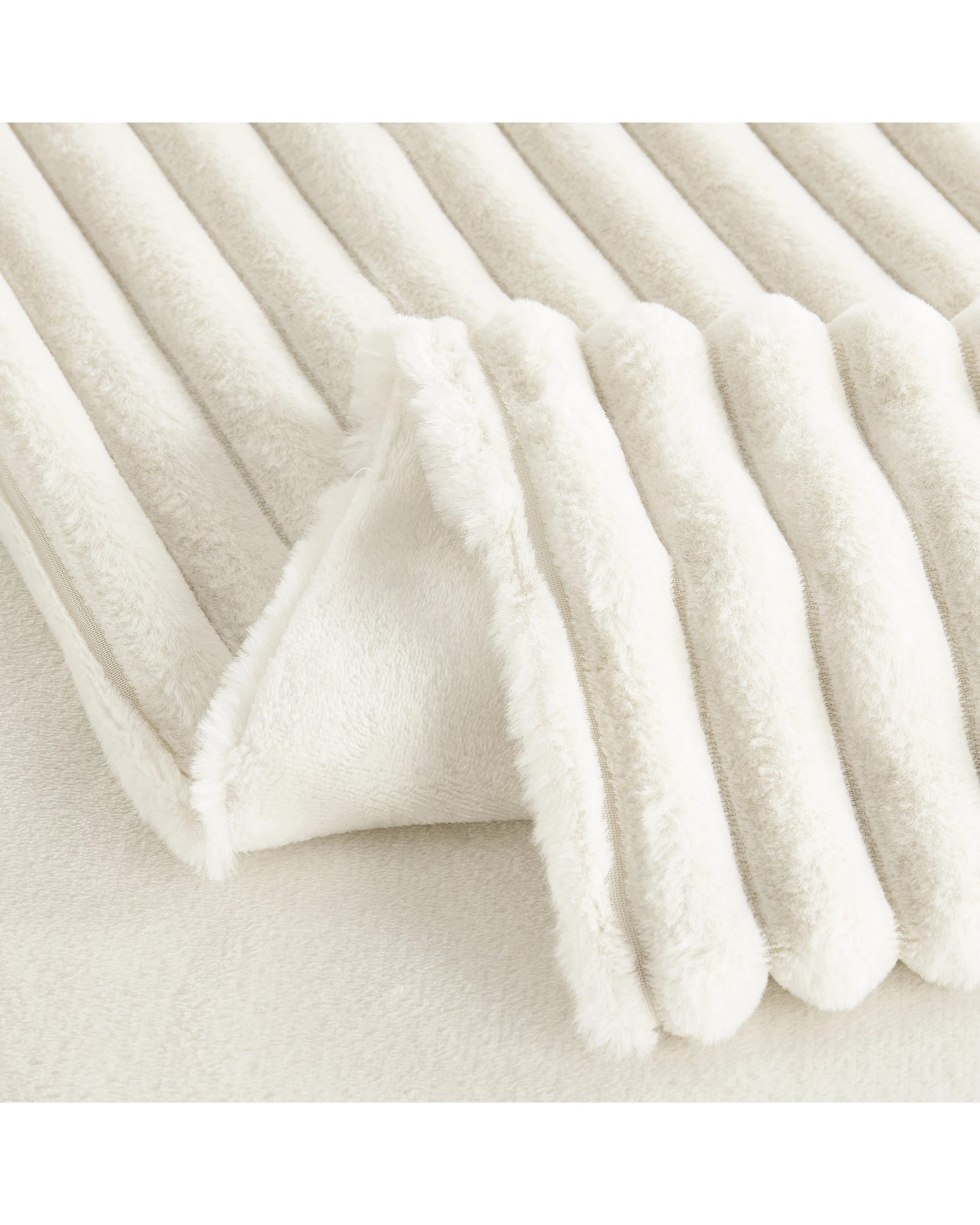 3 Dreamaker Chunky Embossed Fleece Throw 130x170cm - Natural, 3 of 5