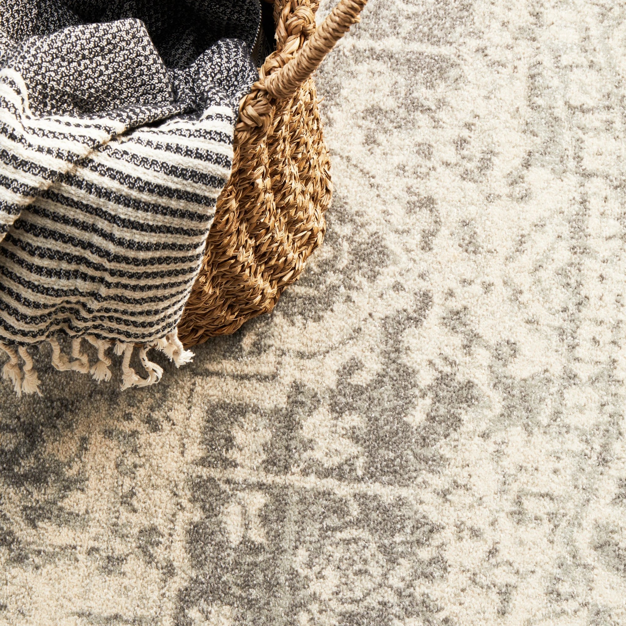 8 Common Ground Rugs Encore 253 150x150cm - Silver, 8 of 9